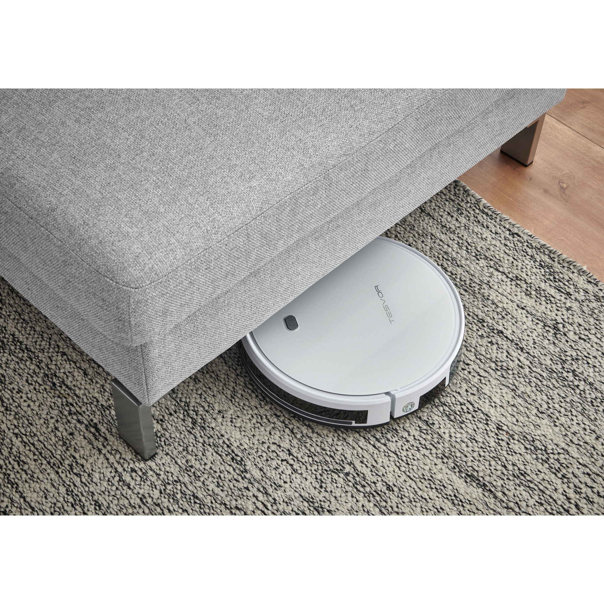 Staubsaugerroboter unter dem Sofa zur Darstellung der Bodenfreiheit