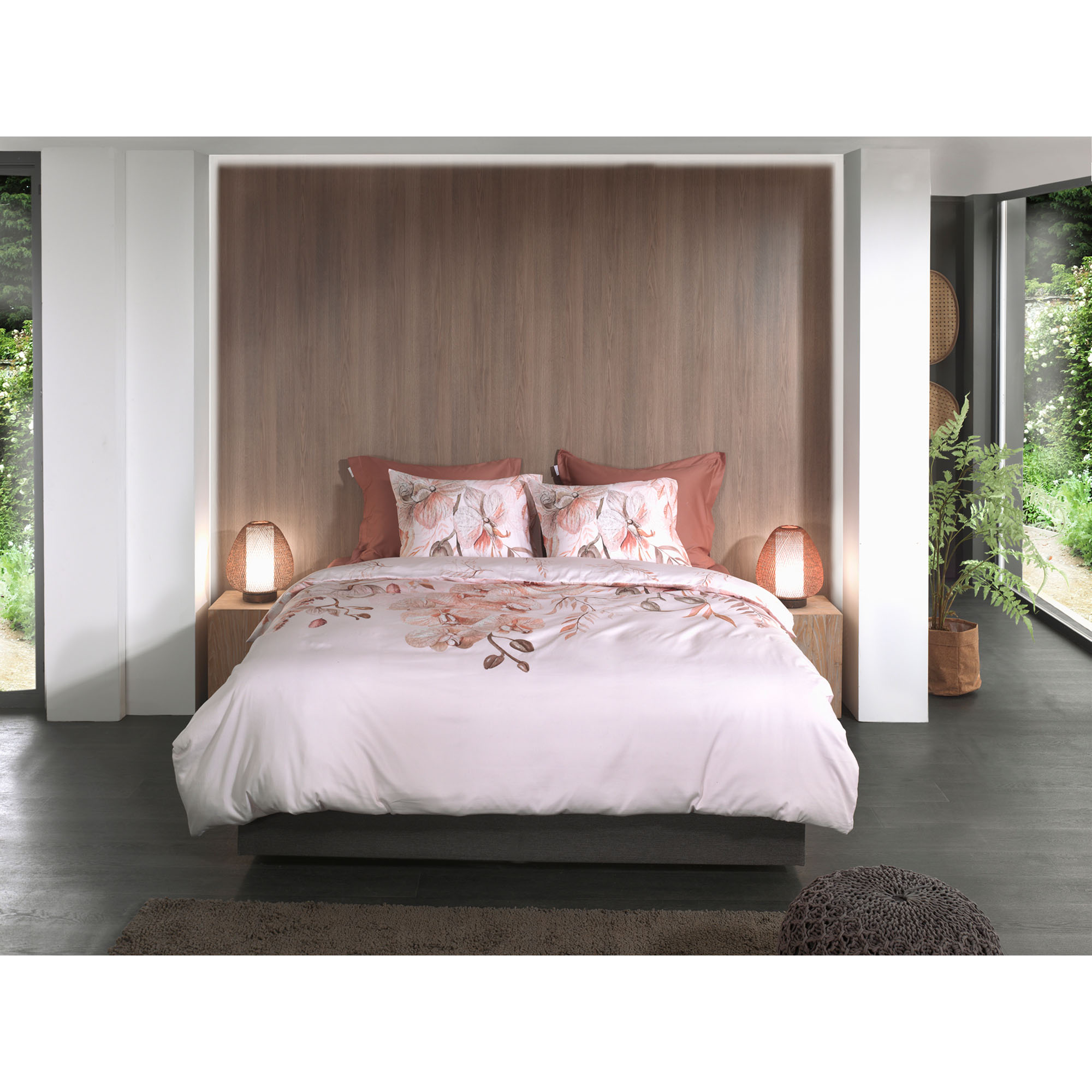 Bettwäsche Pioggia in Natural, 135 x 200 cm: bezogenes Bett in seitlicher Schlafzimmerszene mit zarten rosafarbenen und braunen Blättern und Blüten.