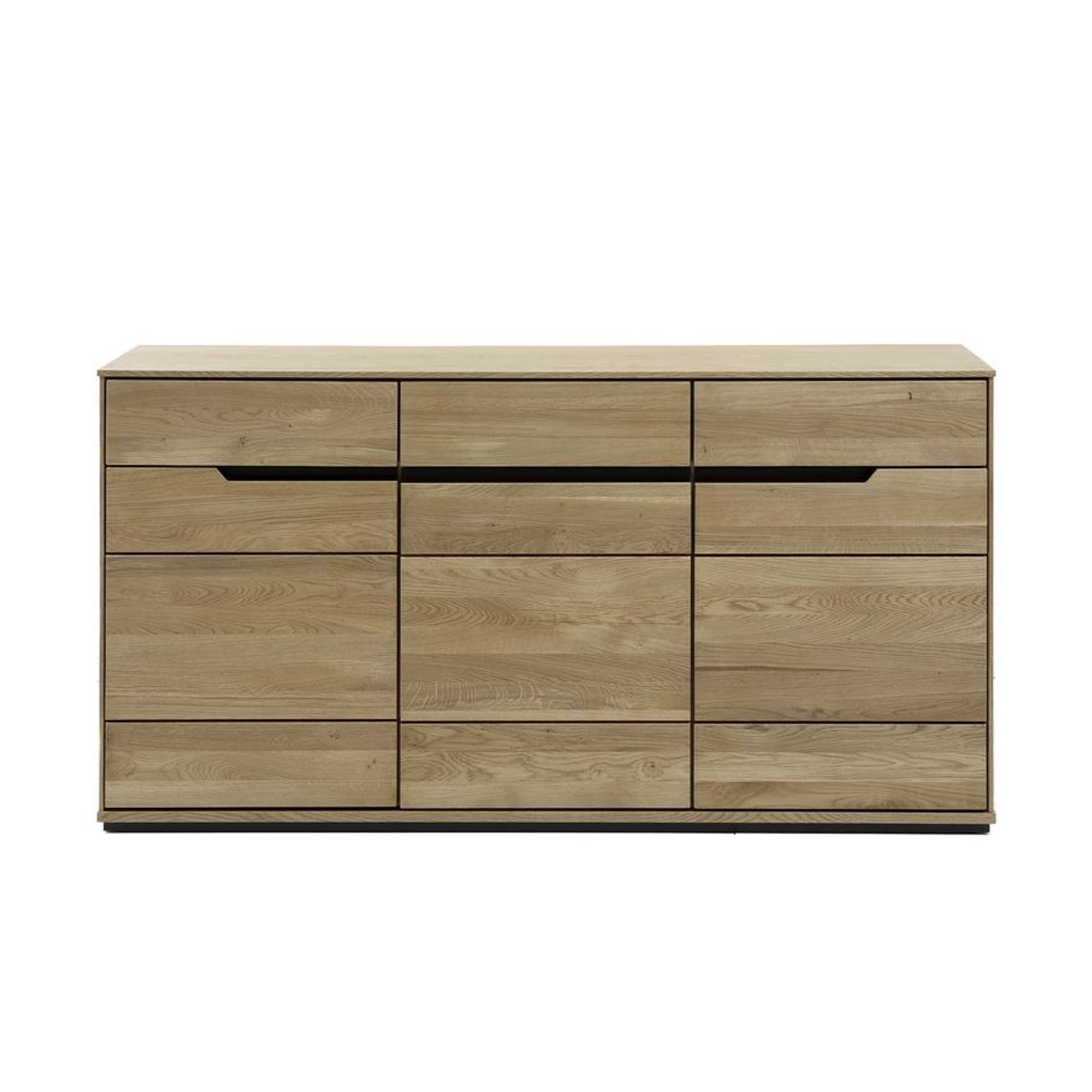 Modernes Sideboard aus hellem Holz mit mehreren Schubladen und Türen in glatter Frontansicht, versehen mit schwarzen Griffleisten