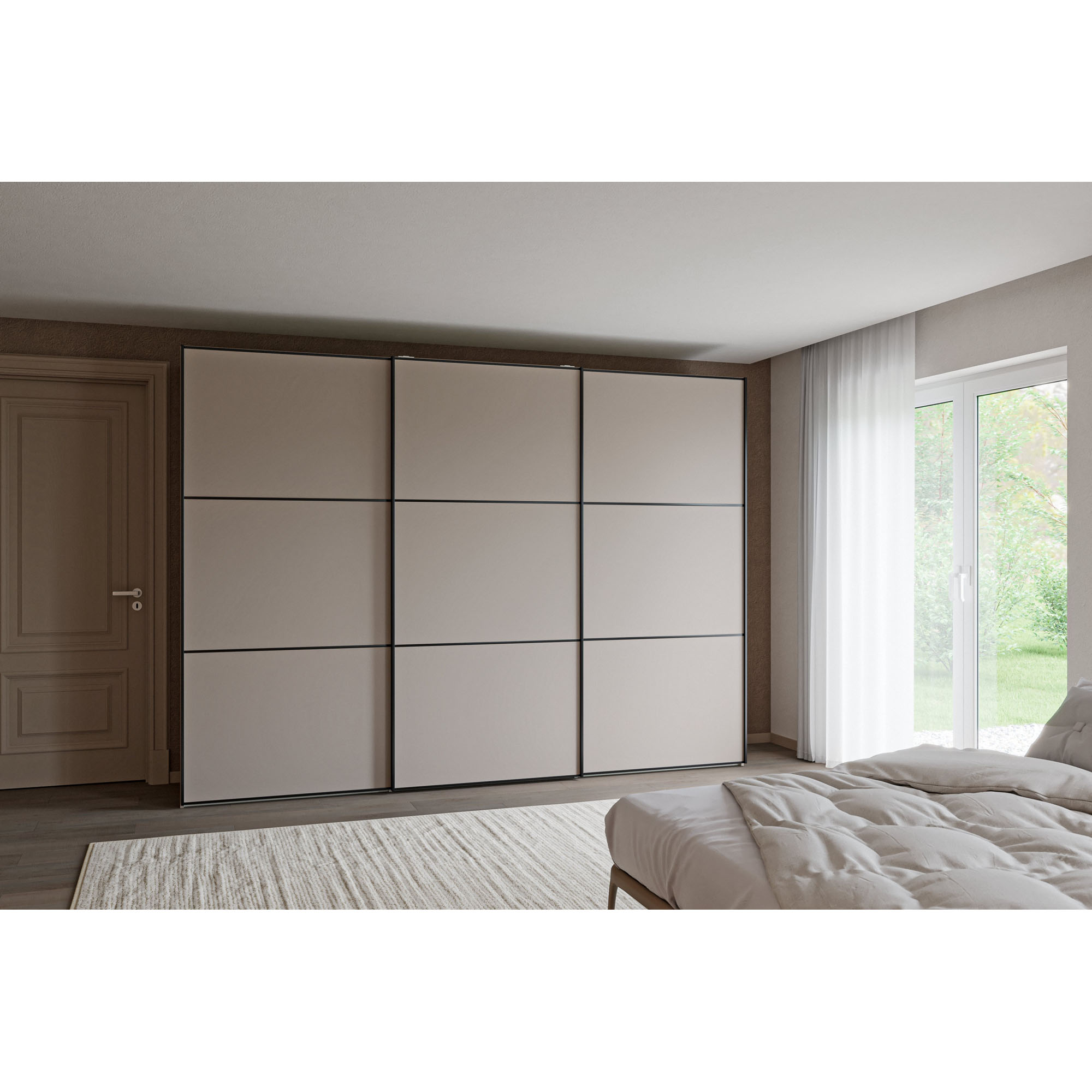 Breiter Schwebetürenschrank mit drei geschlossenen Türen in einem eingerichteten Schlafzimmer