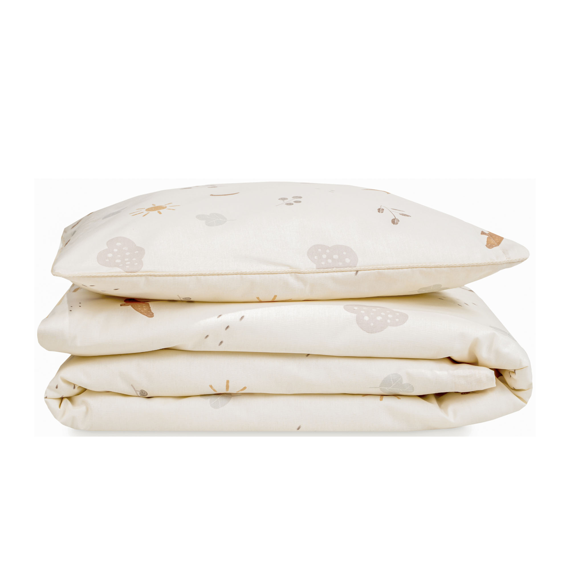 Zusammengelegtes Bettwäsche-Set mit aufliegendem Kissen und Naturmotiv in warmen Beige- und Grautönen