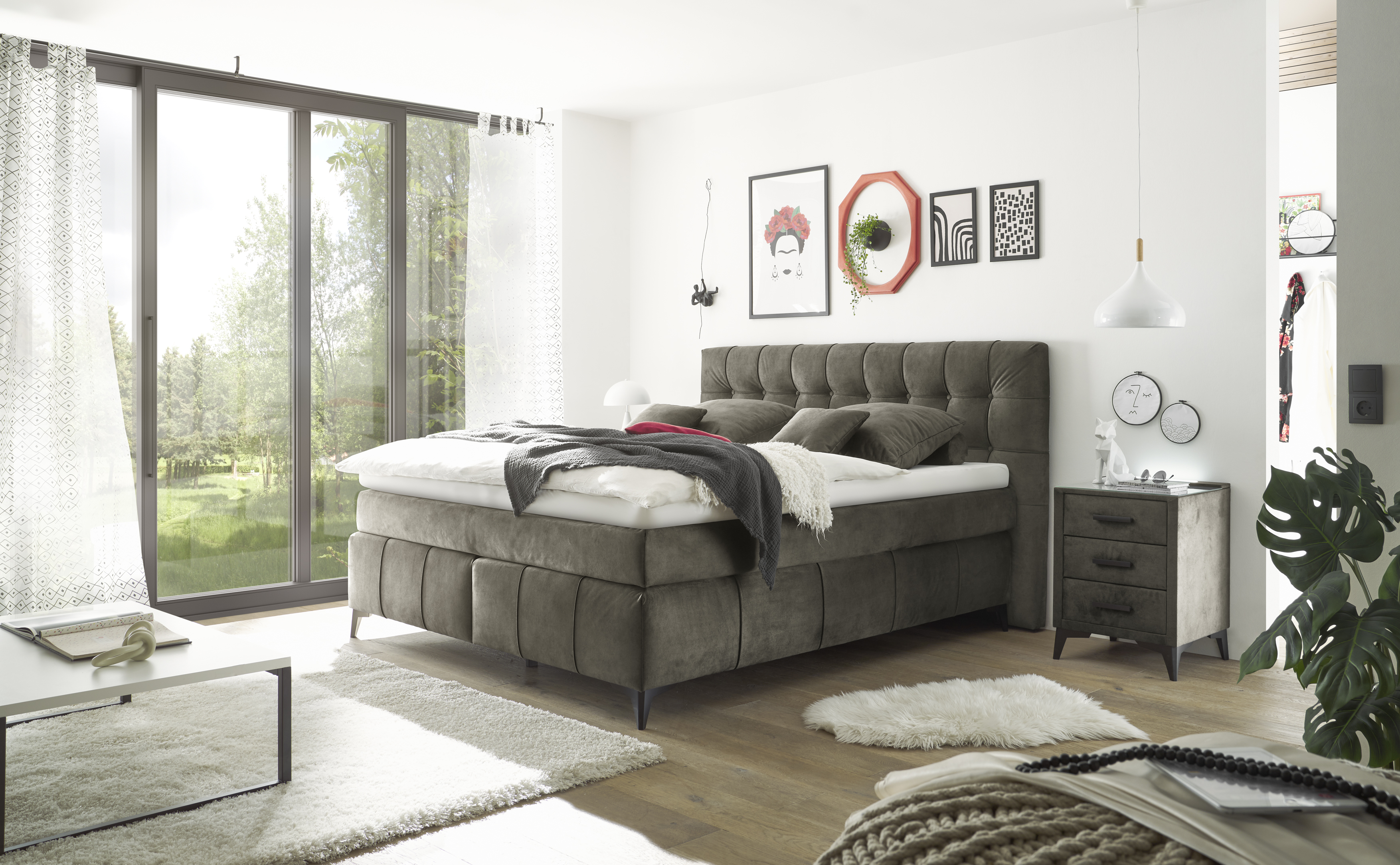 Boxspringbett „Salvador 04 Espresso“ in einem eingerichteten Schlafzimmer, ausgestattet mit Kissen und Decke, in wohnlichem Ambiente präsentiert