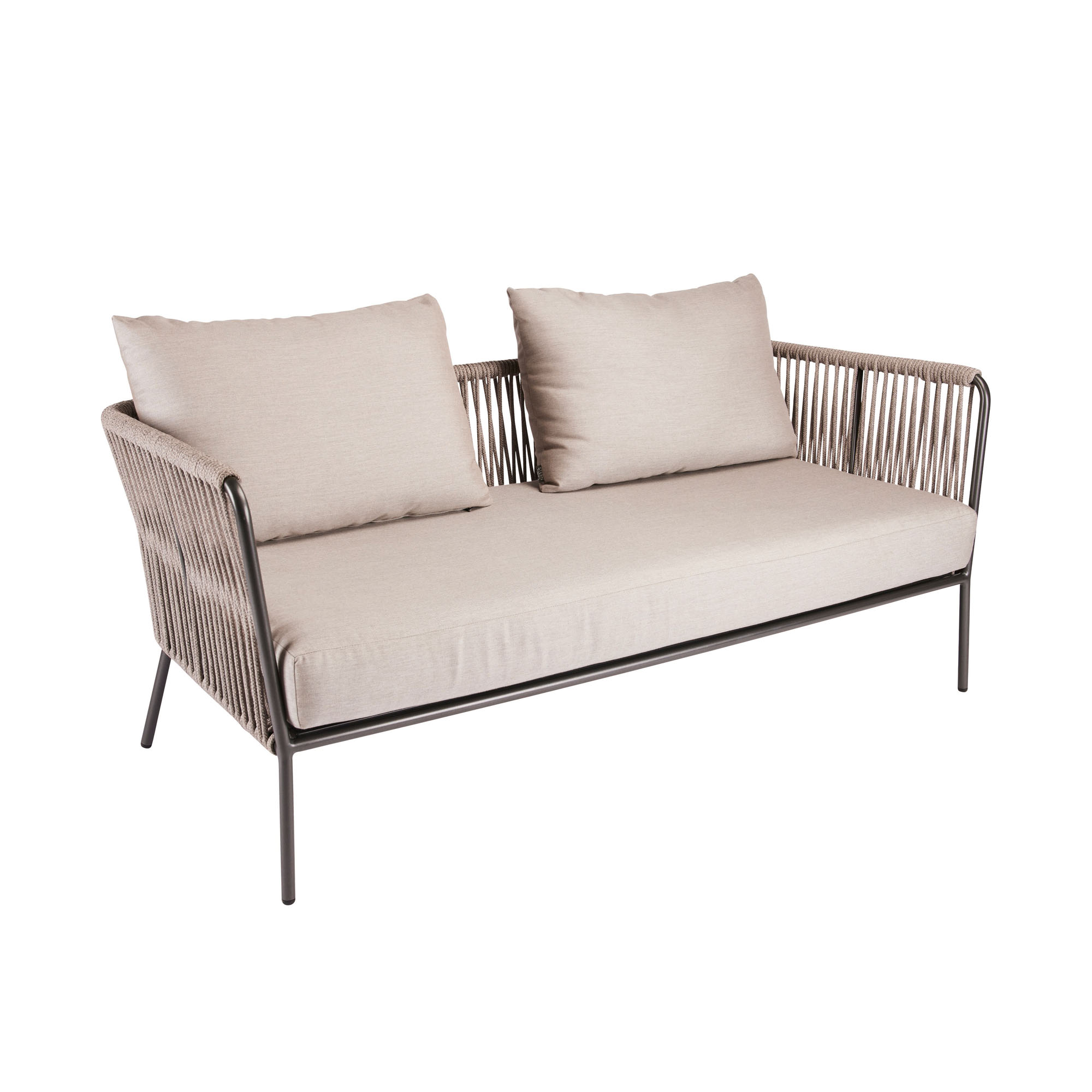 Ein beiges Gartensofa mit zwei Rückenpolstern und einer breiten Sitzfläche. Die Armlehnen und Rückseite bestehen aus geflochtenem Seil, das auf einem dunklen Metallgestell gespannt ist.