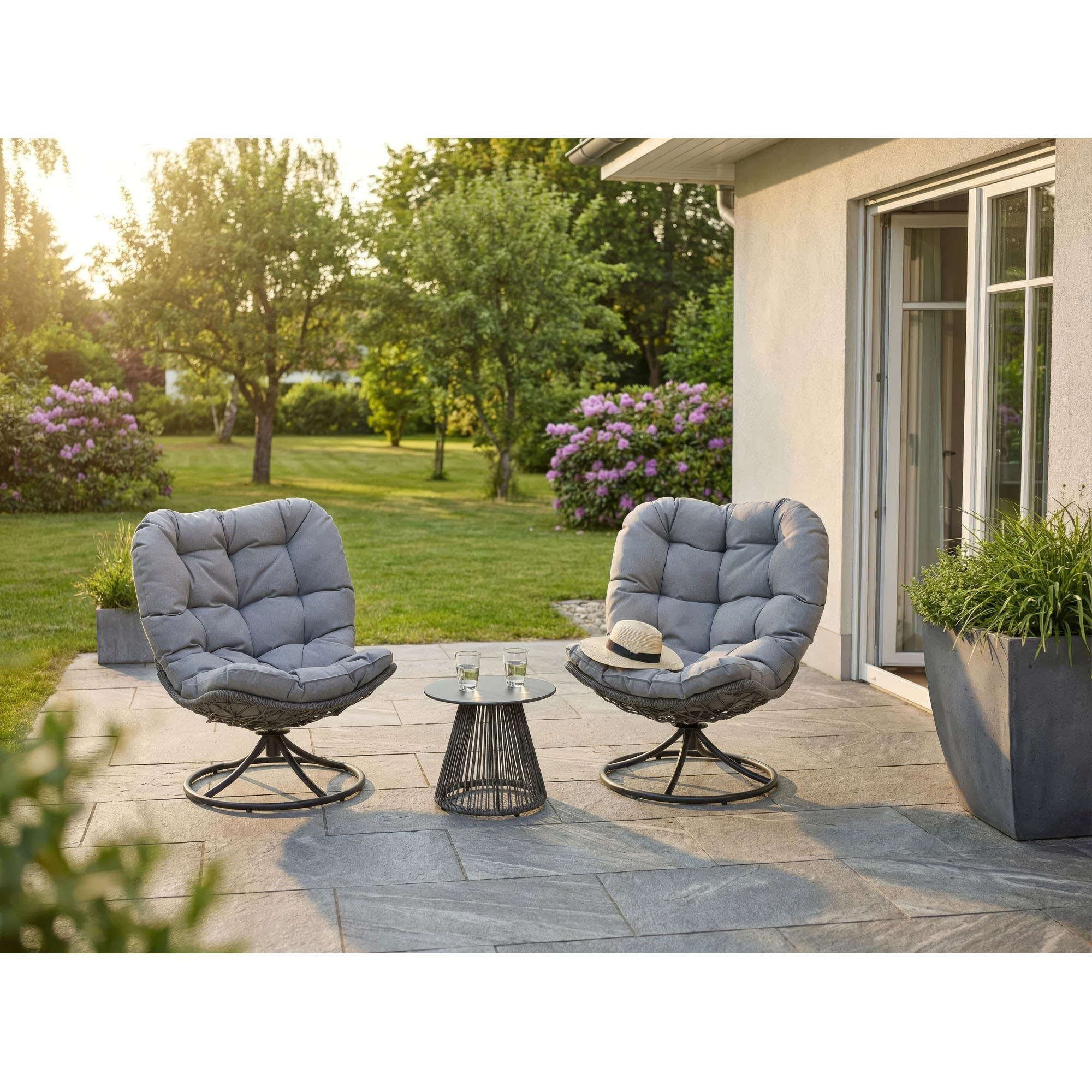 Zwei Drehsessel mit Beistelltisch auf einer Terrasse im Außenbereich