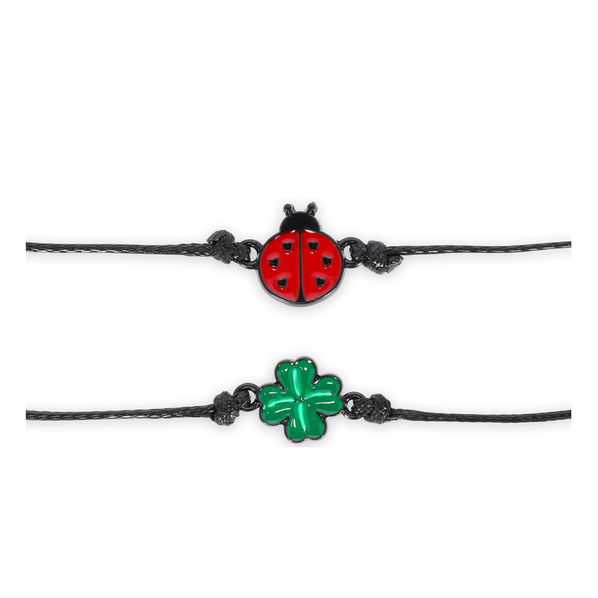 Zwei Armbänder mit Marienkäfer- und Kleeblattanhänger, mit beiden Armbändern und gut sichtbaren Anhängern waagerecht angeordnet.