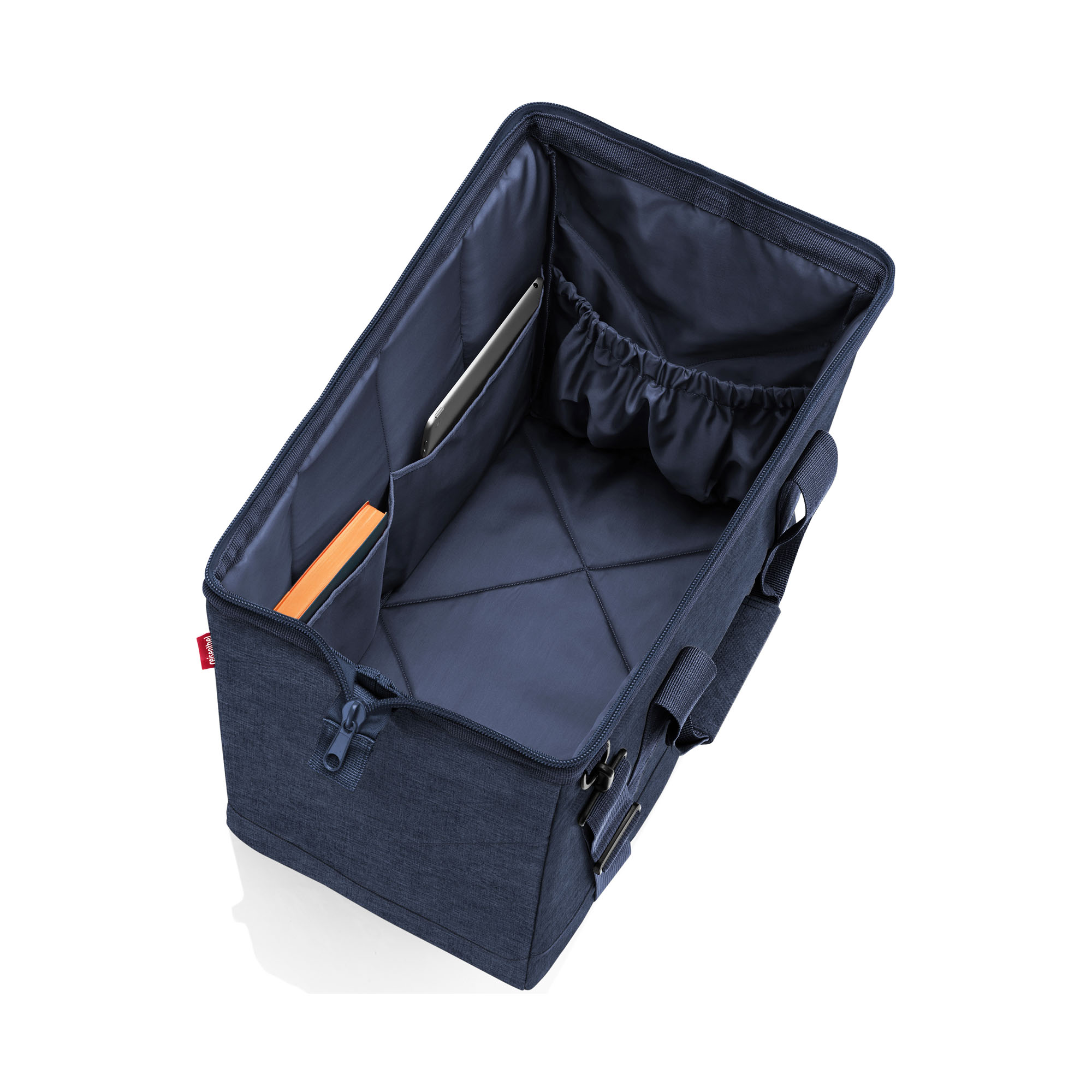 Geöffnete Reisetasche von Reisenthel mit mehreren Innenfächern und großem Stauraum