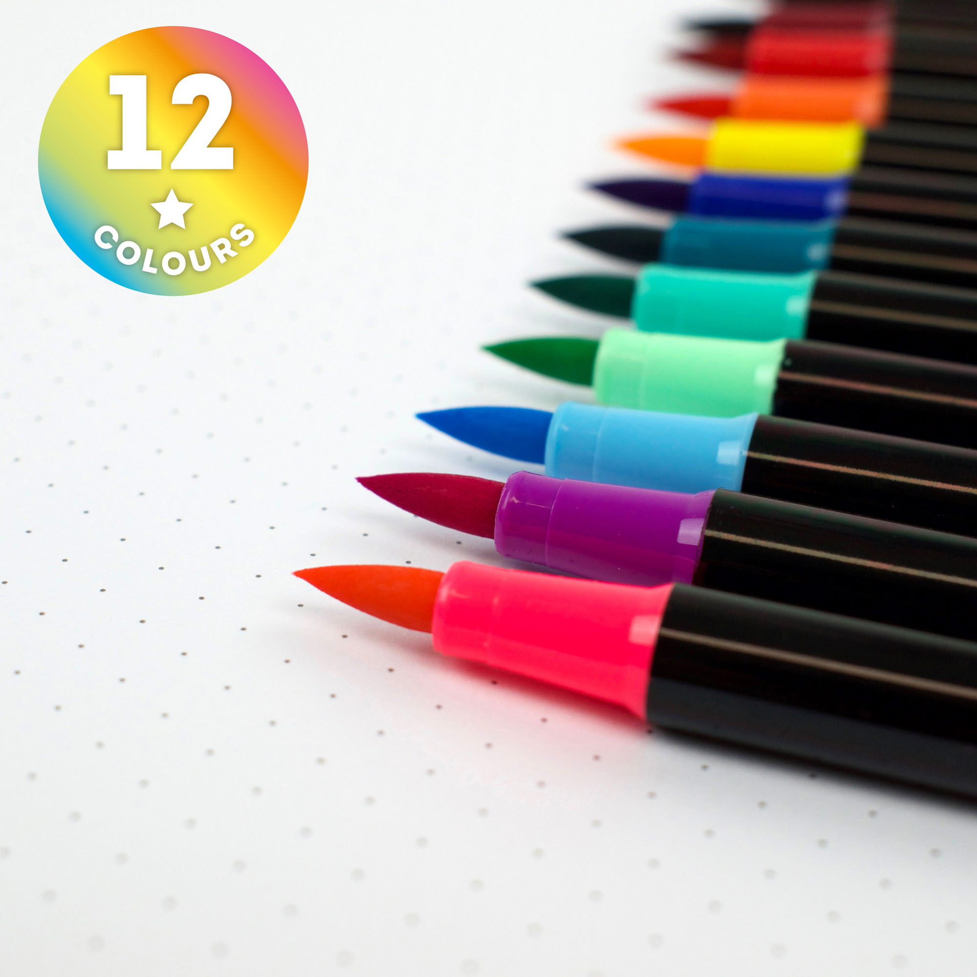 Zwölf Brushpens in kräftigen Farben, in Nahaufnahme mit den farbigen Pinselspitzen fächerförmig dargestellt.