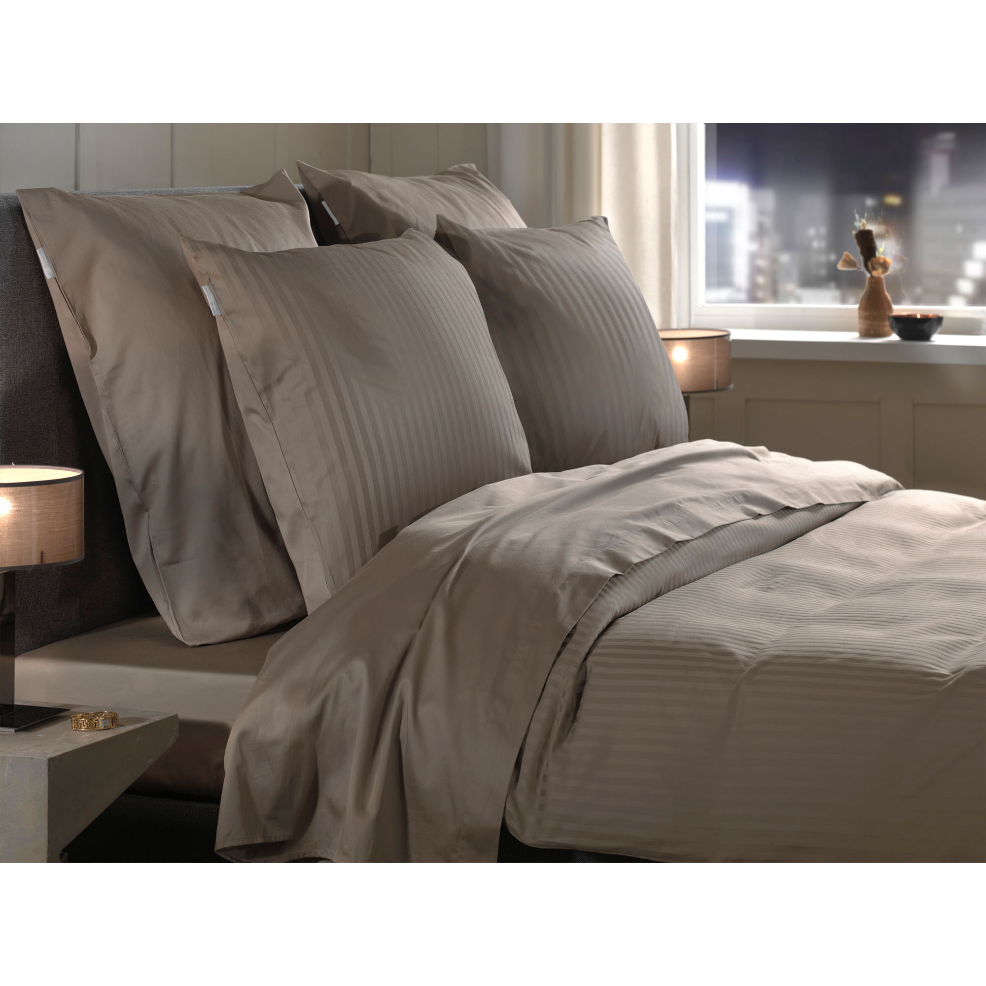 Bettwäsche Banda in Taupe Grey, 135 x 200 cm: Nahansicht der bezogenen Bettdecke und Kissen auf einem Bett mit feinen Längsstreifen.