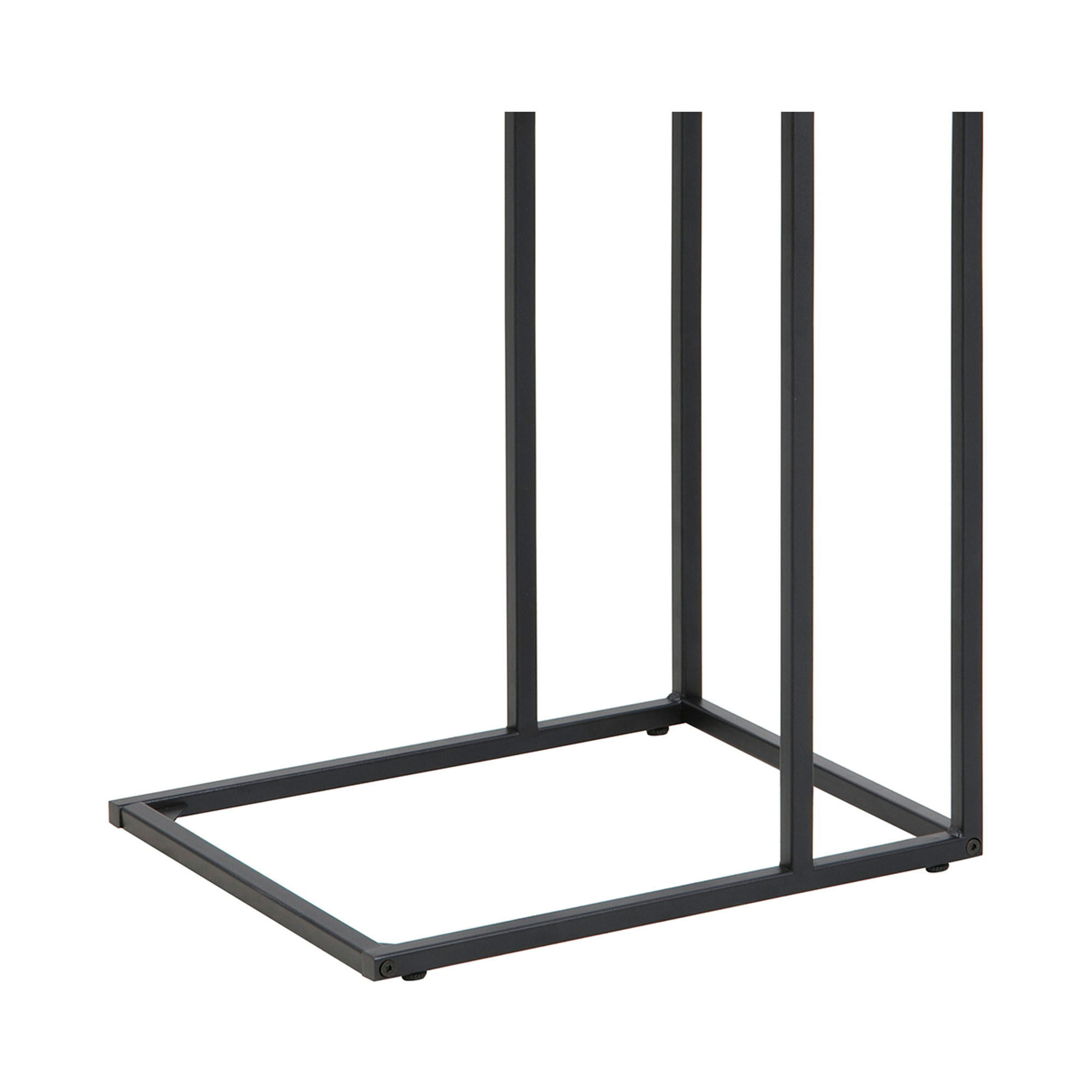 Nahaufnahme des mattschwarzen Metallgestells des Ecktischs, schräg fotografiert.