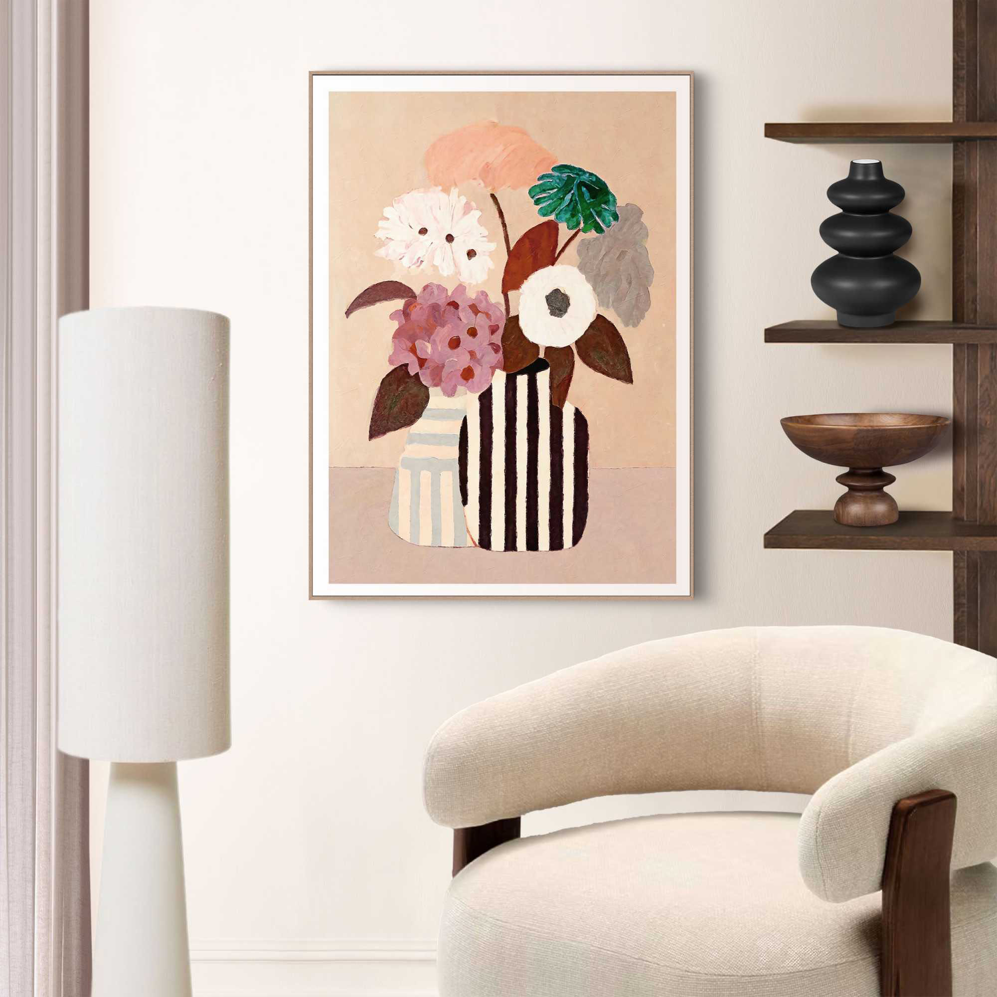 Das Wandbild „Natural Setting“ in Braun, 50 × 70 cm, hängt in einem eingerichteten Wohnraum und zeigt die Größenwirkung an der Wand.