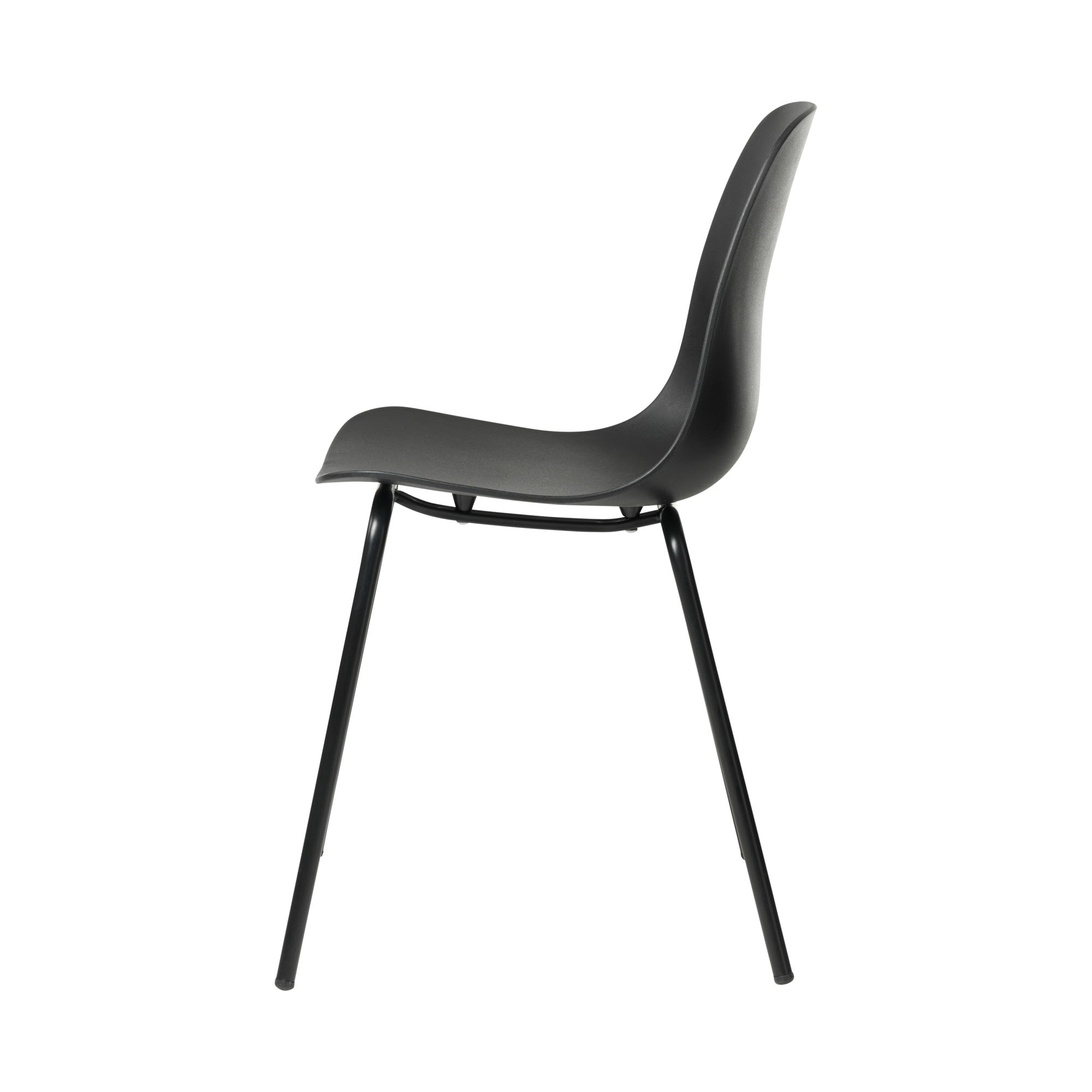 Minimalistischer Stuhl in Schwarz mit Kunststoffsitzschale und Metallbeinen, frontal fotografiert