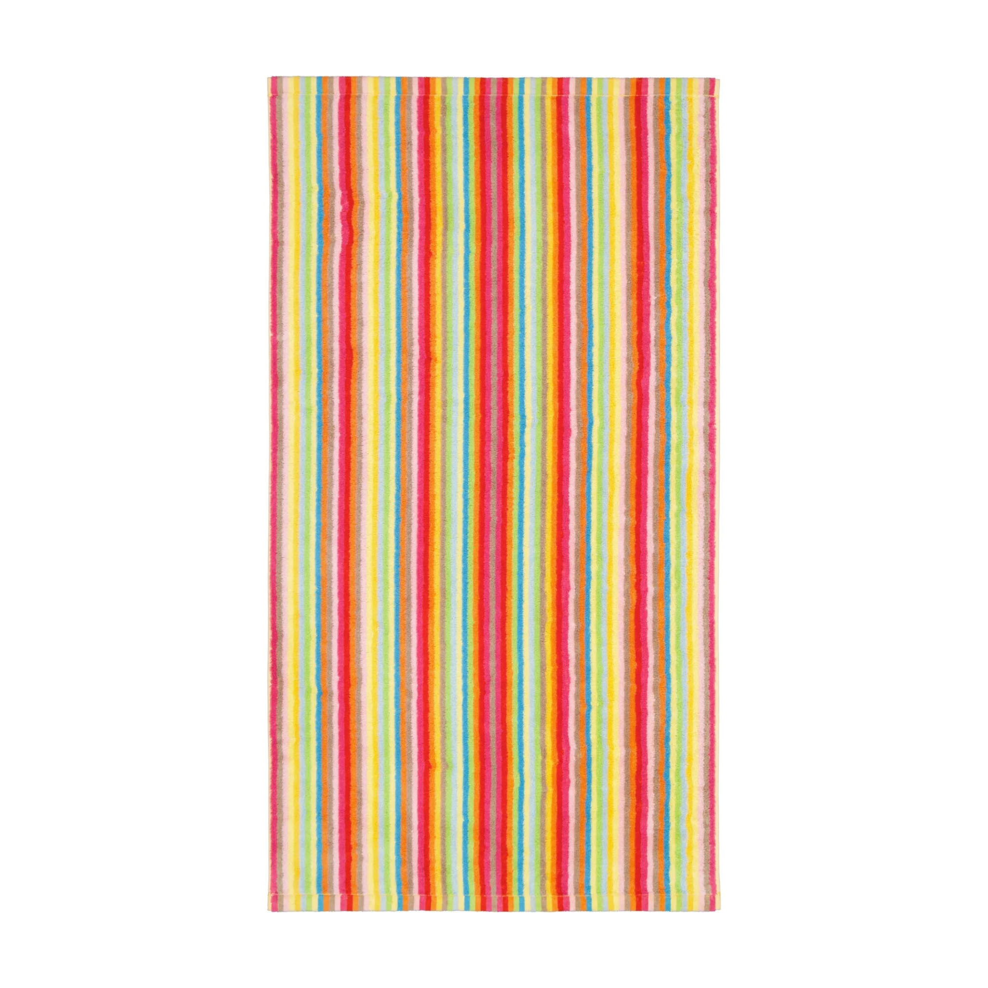 Duschtuch mit schmalen vertikalen Streifen in Rot, Gelb, Grün, Blau und hellen Tönen, flach und vollständig auf weißem Hintergrund gezeigt.