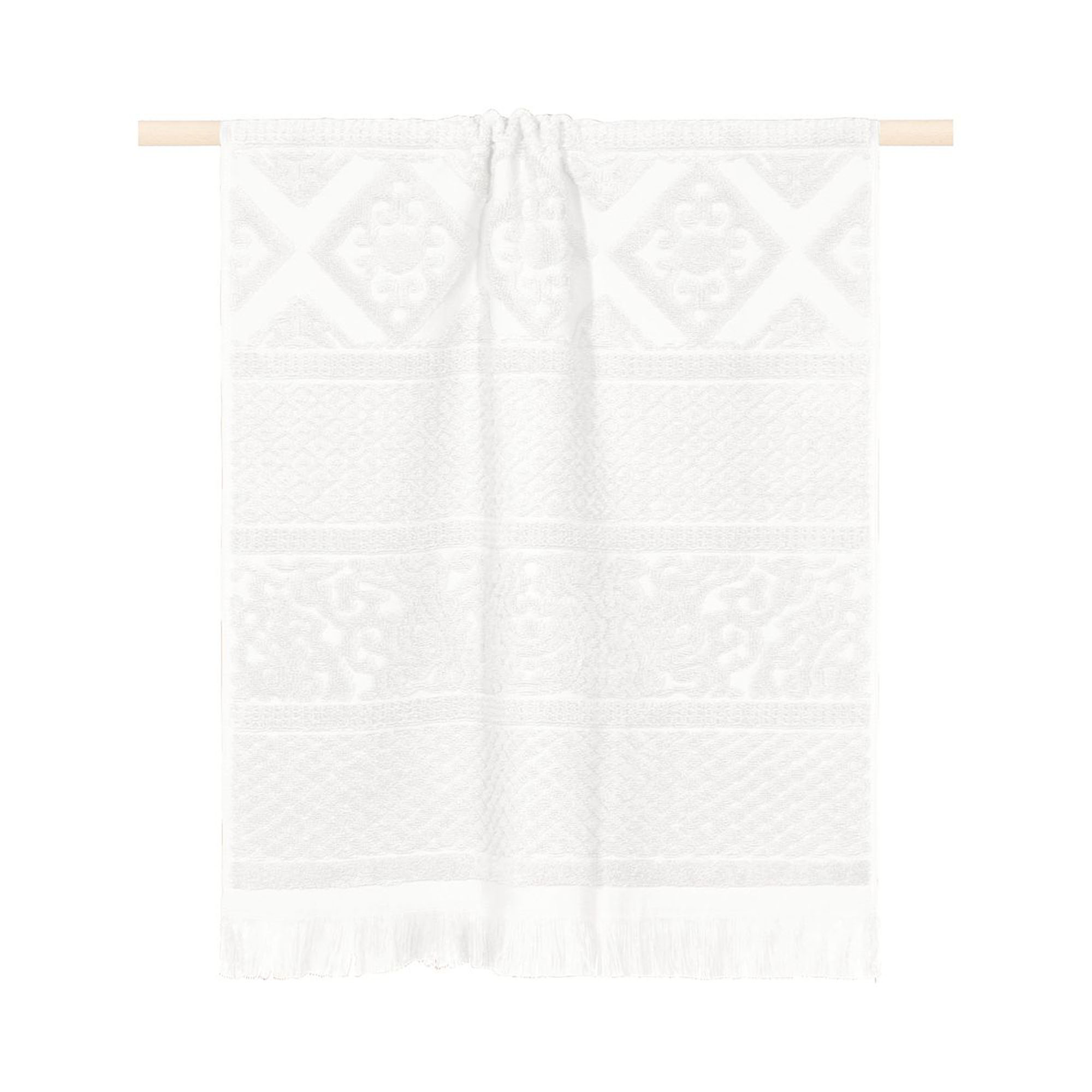 Weißes Duschtuch Harlem, 70 × 140 cm, mit eingewebten geometrischen Bordüren und Fransen, über einer Holzstange hängend.