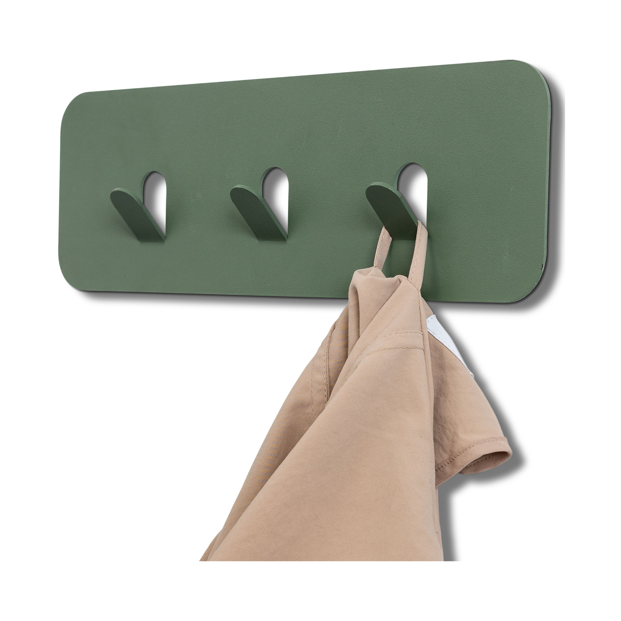 Grüne Wandgarderobe mit drei Haken, an einem Haken hängt ein beigefarbenes Kleidungsstück vor weißem Hintergrund
