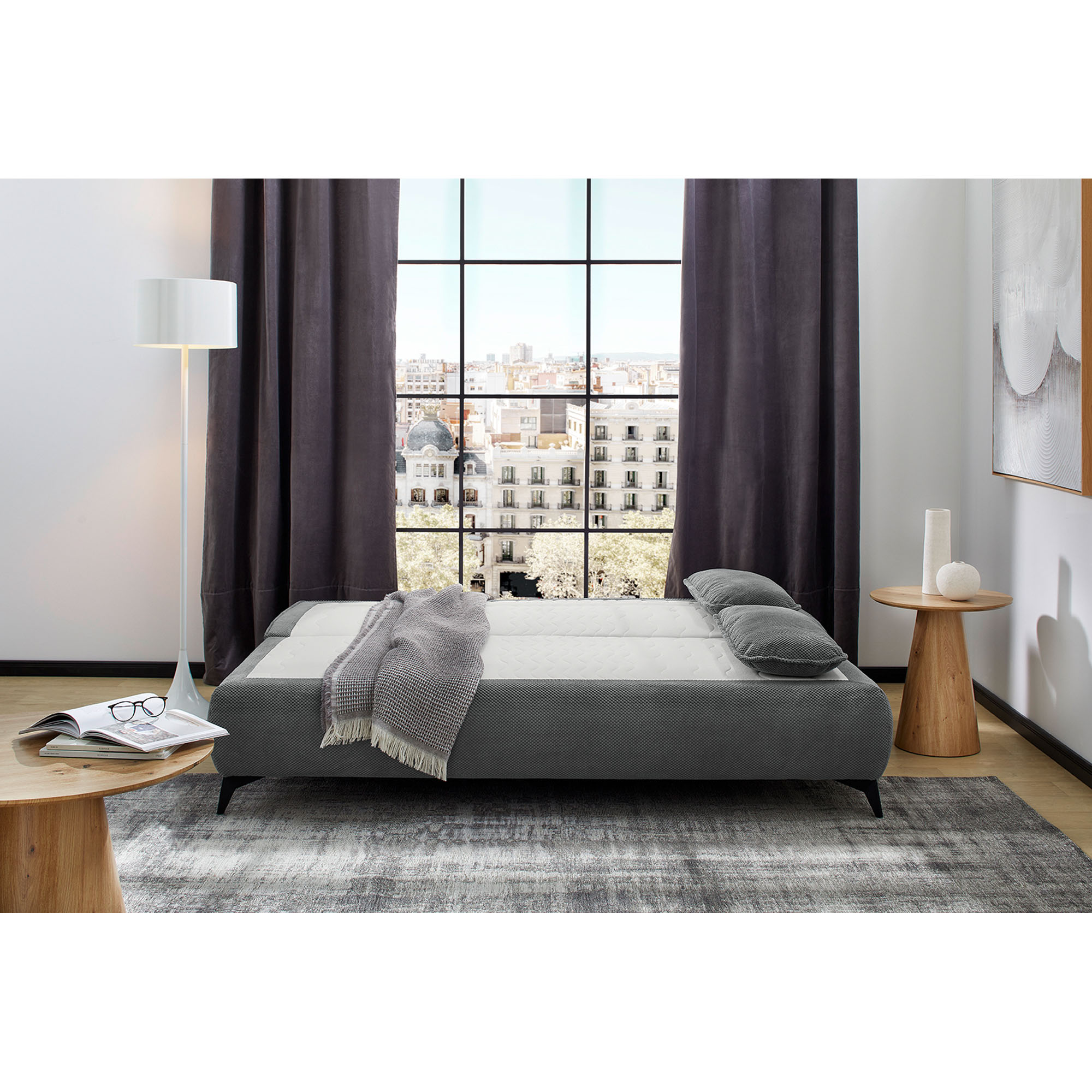 Funktionssofa in Grau, Stellmaß 205x91x97 cm, mit vier Kissen in Waffelcord Grau und schwarzen Metallfüßen, gezeigt mit umklappbarer Sitzmatte, die als Dauerschläfer zum Bett genutzt werden kann, dargestellt im Wohnzimmer