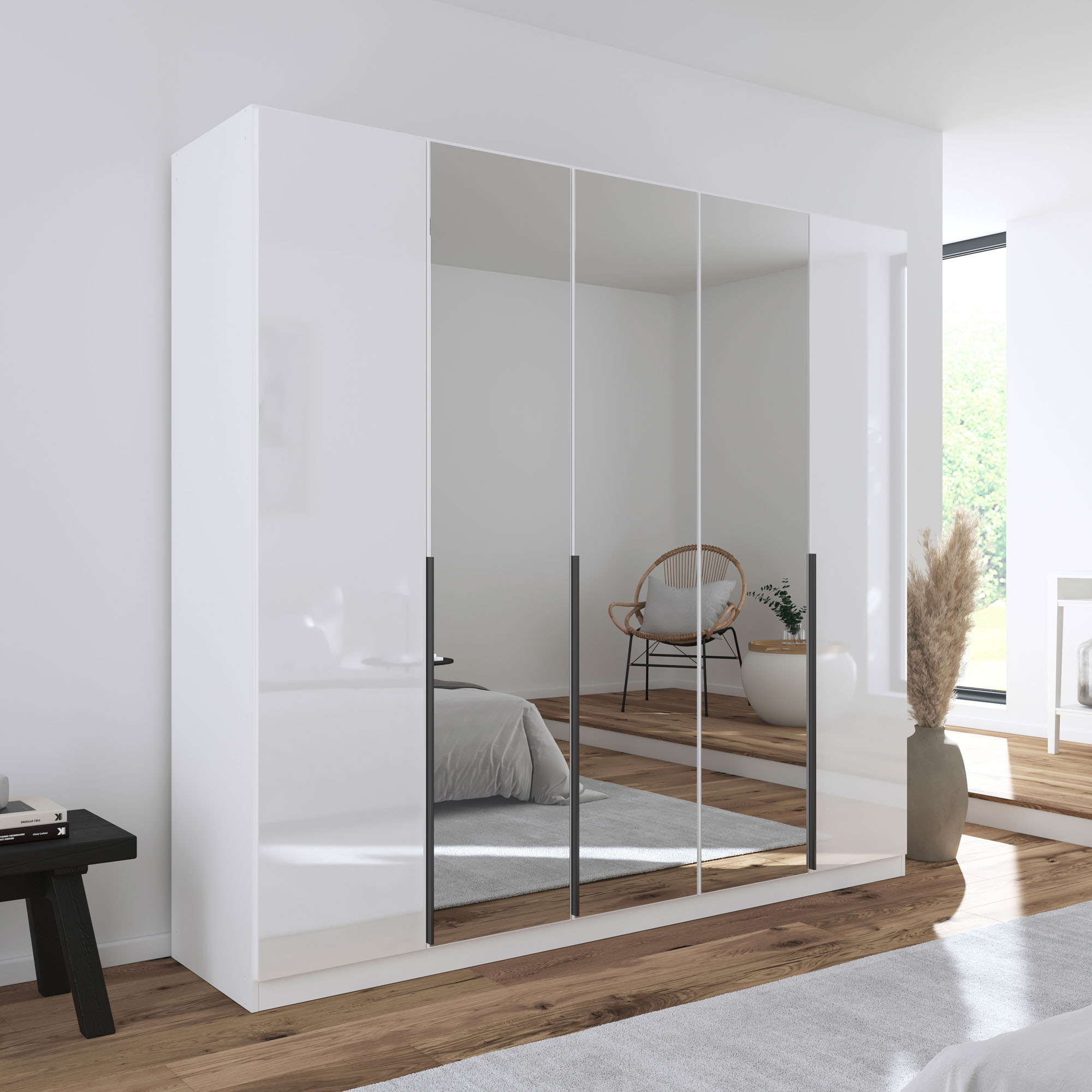 Weißer Hochglanz Drehtürenschrank mit fünf Türen und drei Spiegeltüren, integriert in ein helles modernes Schlafzimmer