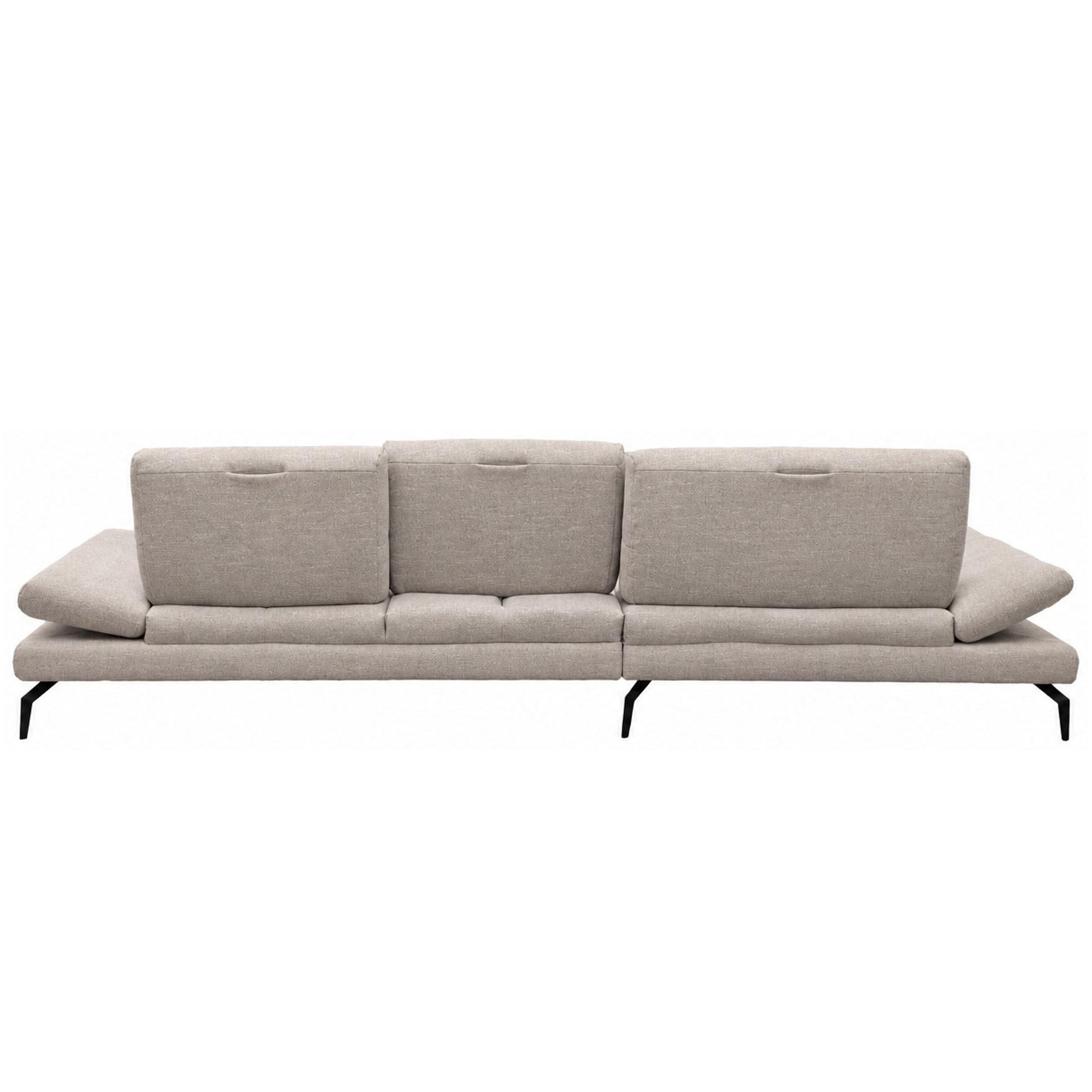 Rückansicht des beigen Ecksofas mit vollständig stoffbezogenem Rücken, drei gepolsterten Rückenlehnen, seitlich hochgestellten Armlehnen und schwarzen Metallfüßen