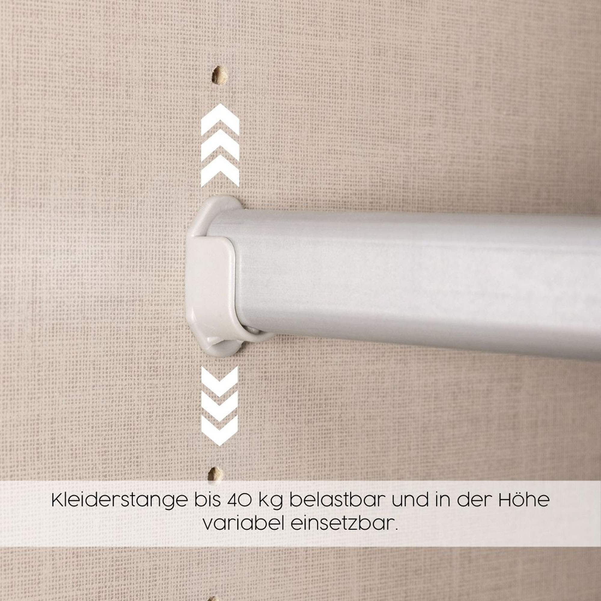Detail einer stabilen Kleiderstange im Kleiderschrank mit Hinweis auf hohe Belastbarkeit und variable Höhe
