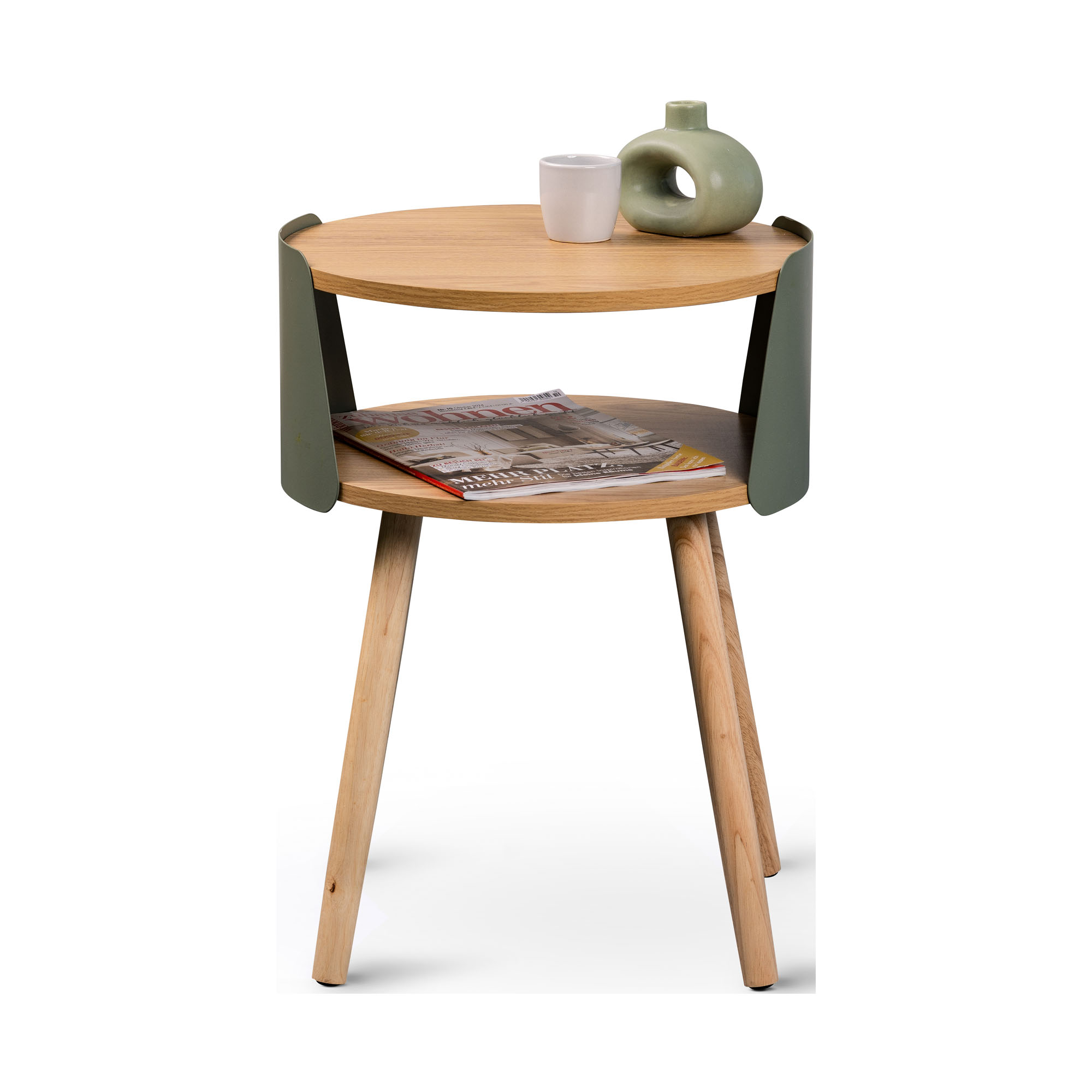 Runder Beistelltisch mit zwei Holzplatten, grünen Seitenblenden und vier Holzbeinen, dekoriert mit einer grünen Vase, einer weißen Tasse und einer Zeitschrift auf der unteren Ablage
