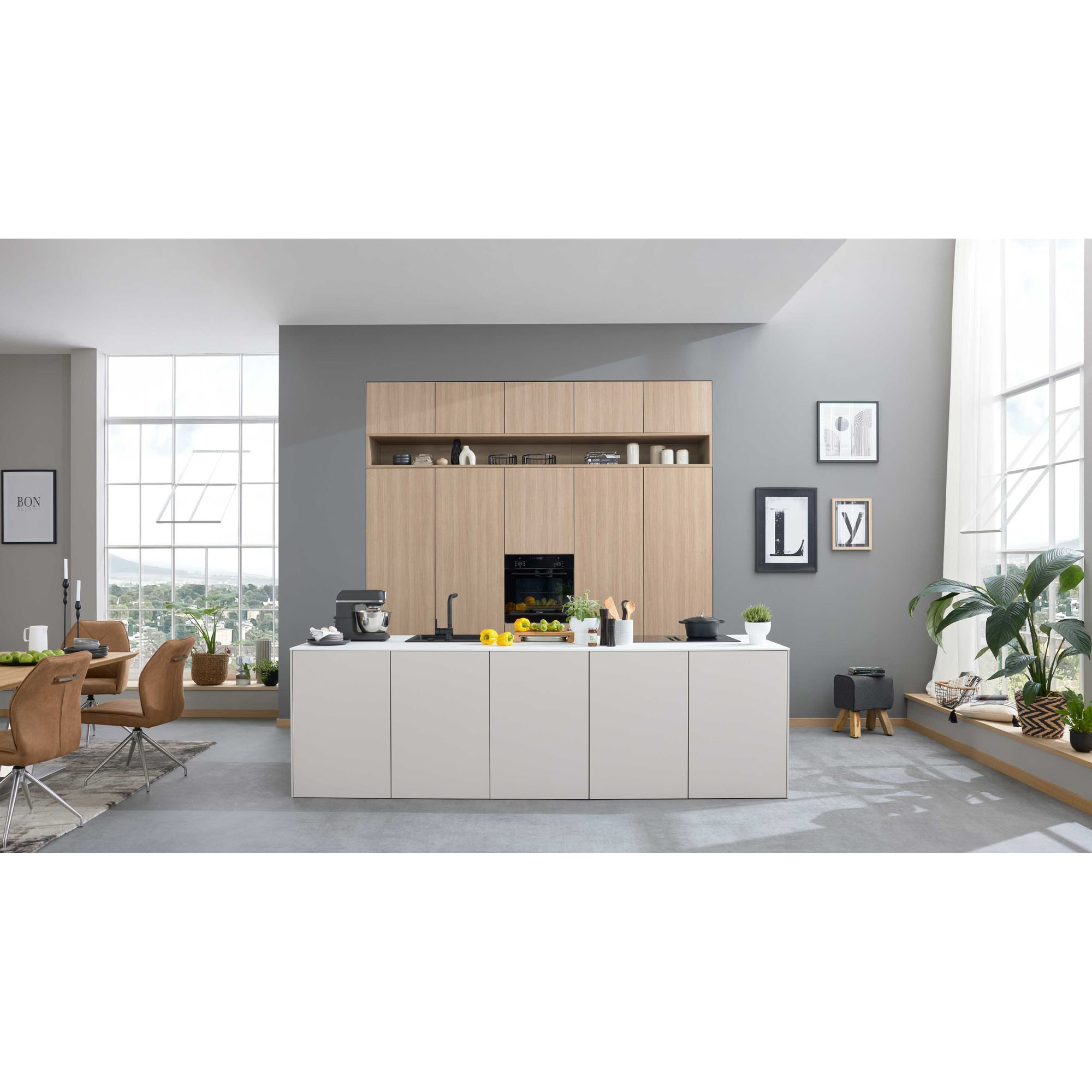 Küche mit heller Insel, hohen Holzfronten und Fensterbereich in modernem Wohnraum