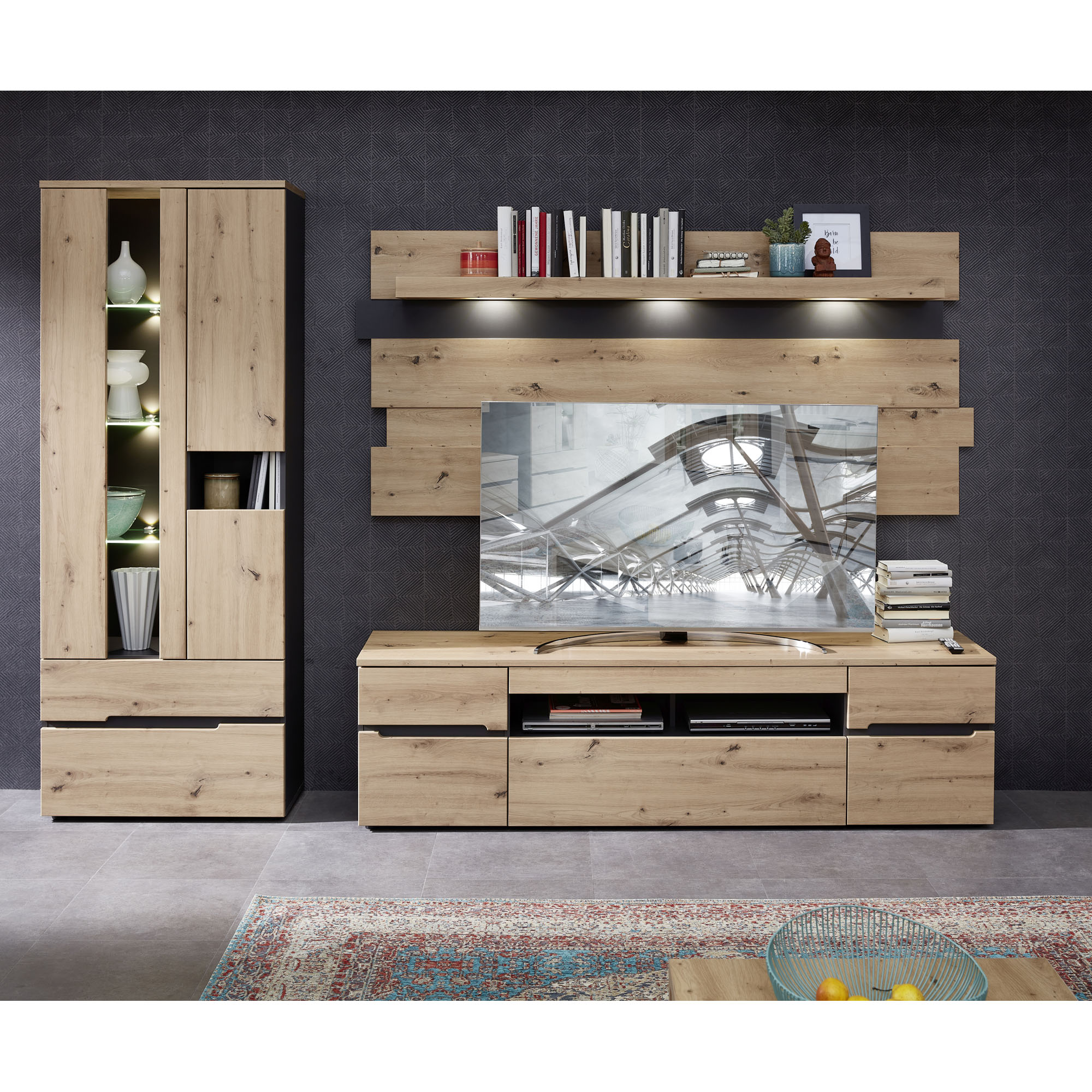 Breites Wandpaneel aus Holz mit versetzten Paneelbrettern und integrierter LED-Beleuchtung im oberen Bereich.