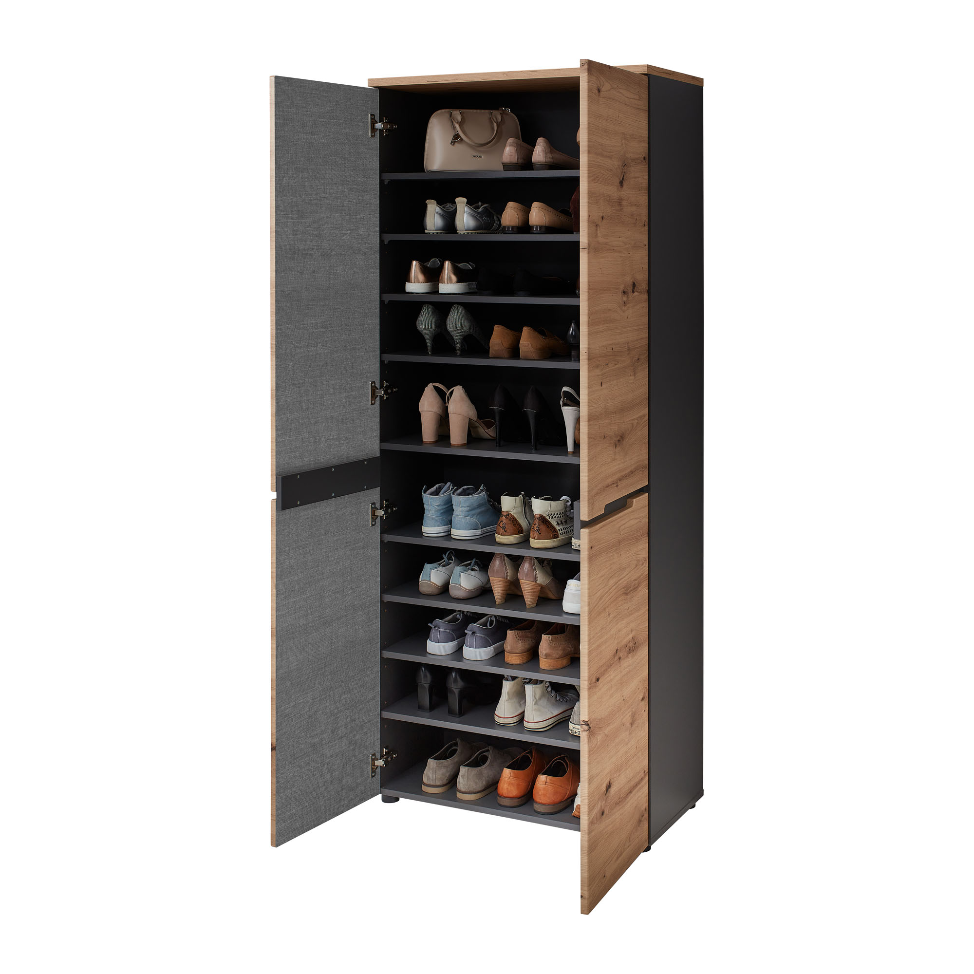 Hoher Schrank in Holzoptik mit geöffneten Türen, innen mit mehreren Einlegeböden, bestückt mit Schuhen und einer Tasche.