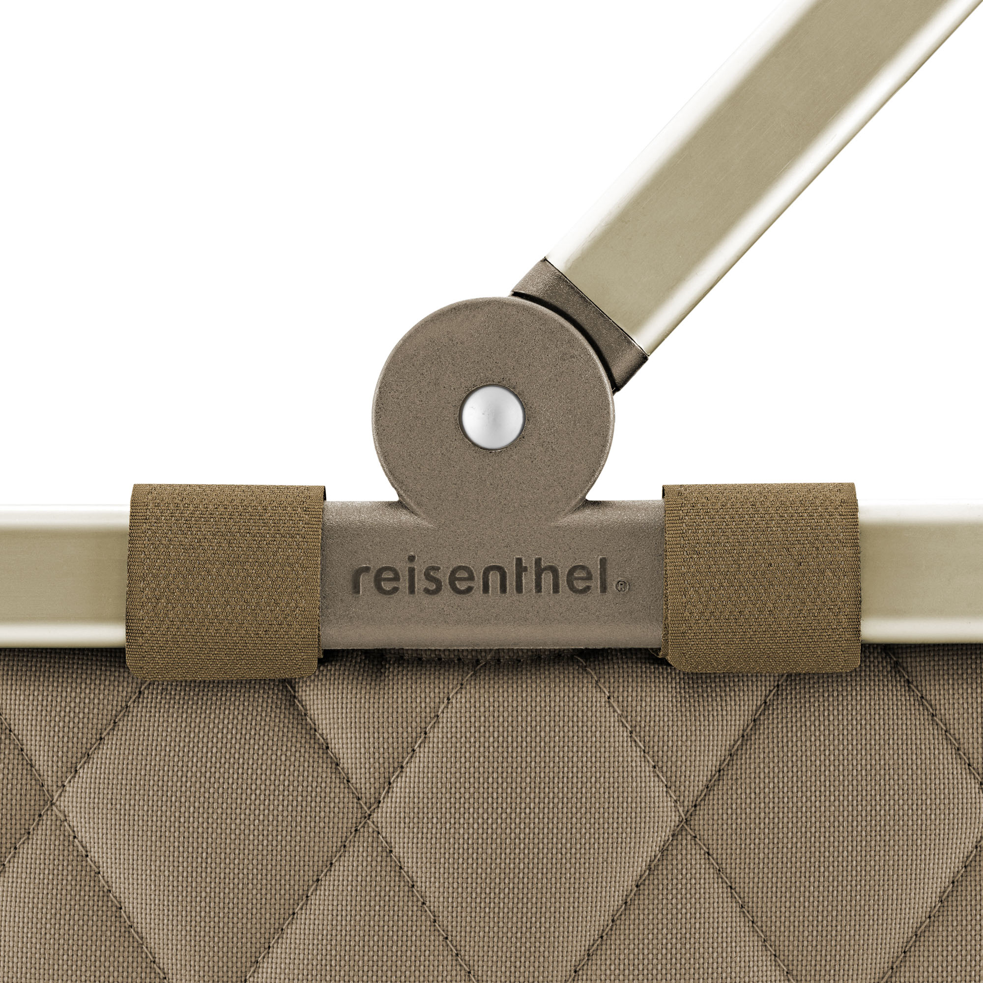 Einkaufskorb von Reisenthel, Modell Carrybag, in Olivbeige mit Rautensteppung und hellen Rahmendetails, als Nahaufnahme des Gelenks am Griff.