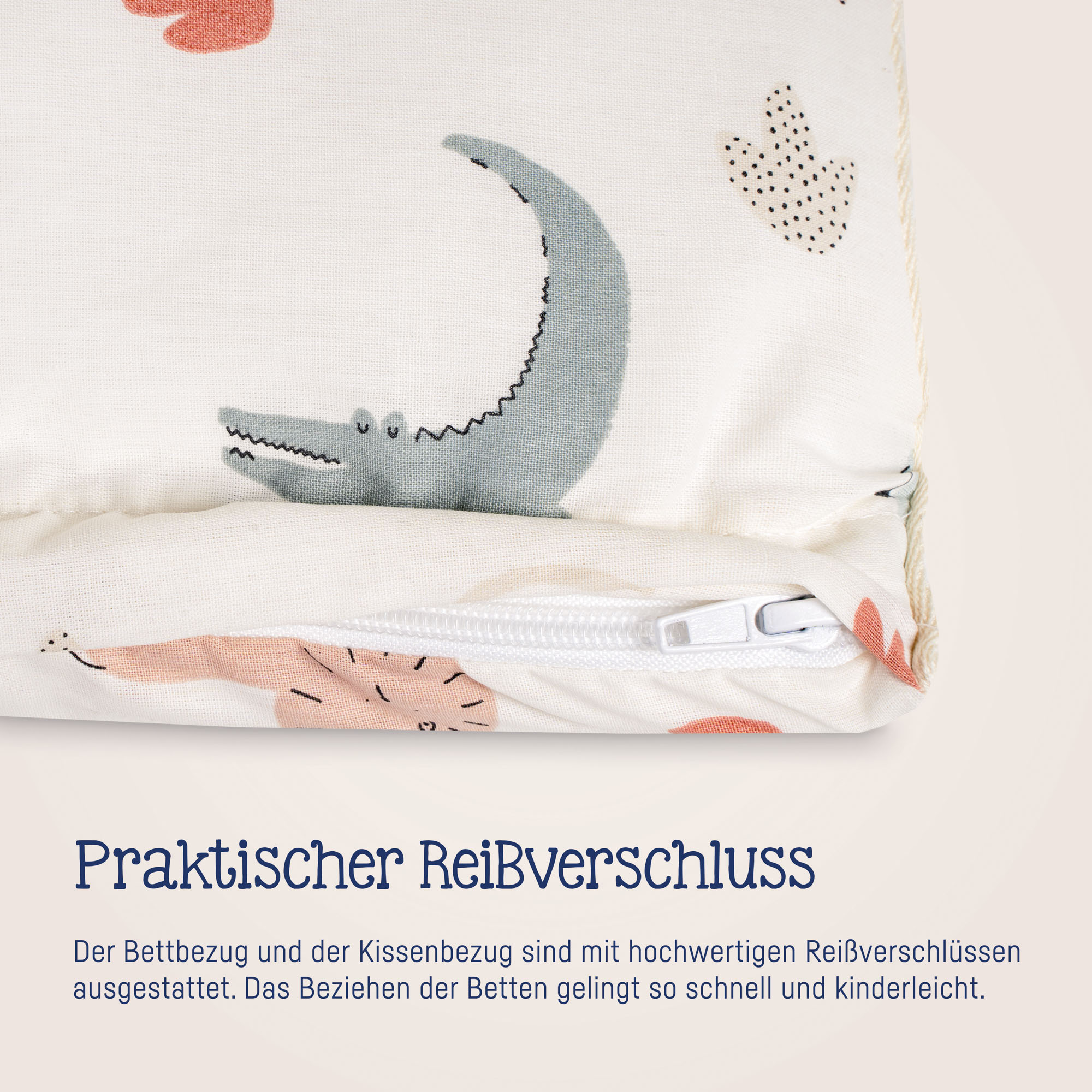 Nahaufnahme des Reißverschlusses am Bettbezug mit sichtbarem Tiermotiv und hellem Stoff