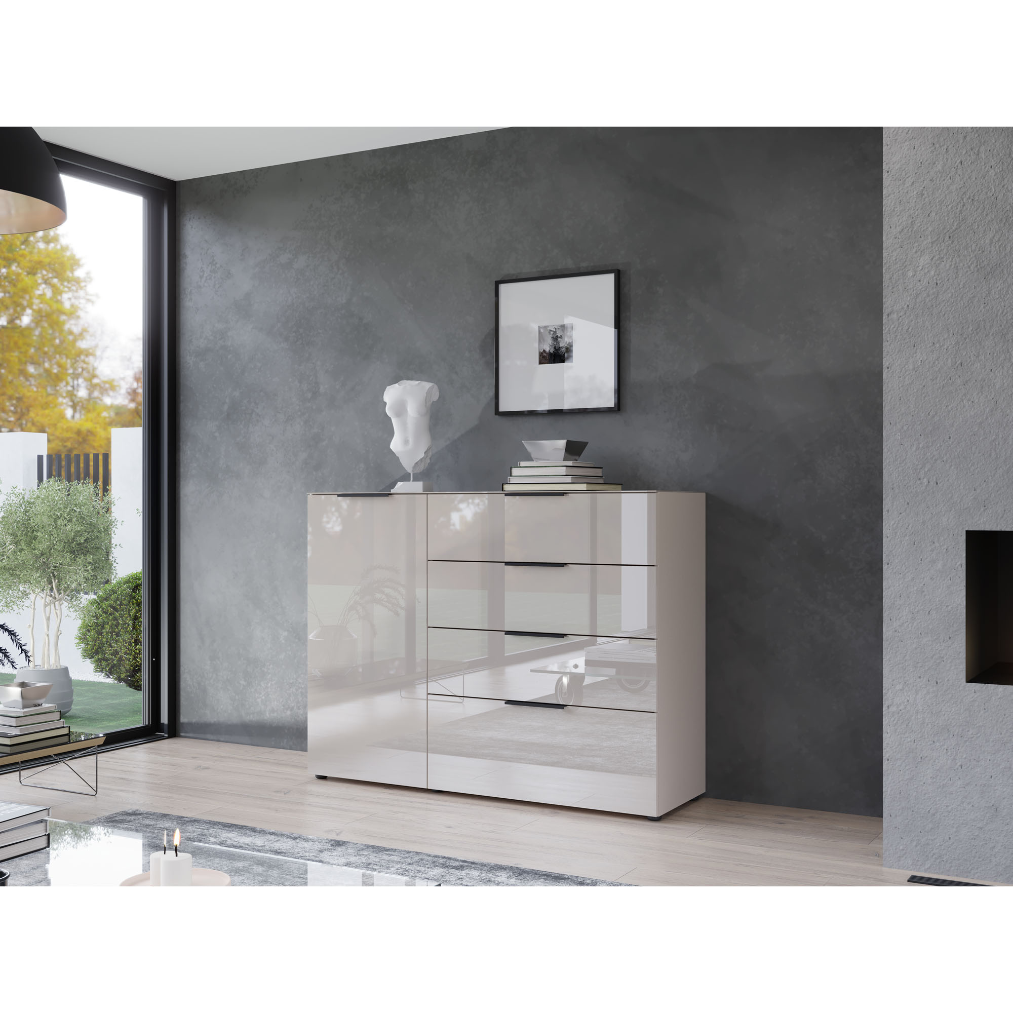 Hochglanzkommode in einem modernen Wohnraum vor dunkler Wand, dekoriert mit Büchern und einer Skulptur
