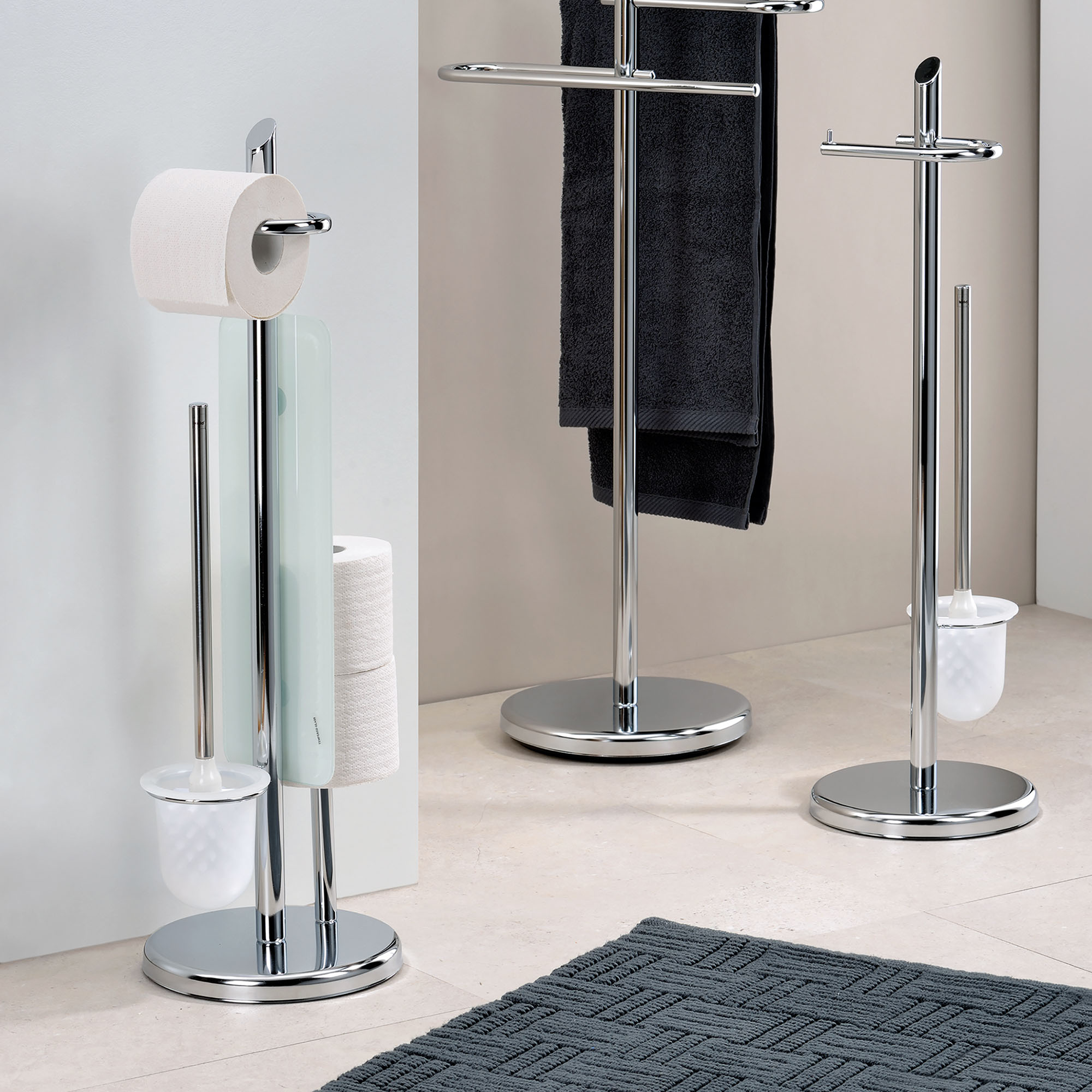Freistehende Toilettengarnitur neben einer Toilette und weiteren silberfarbenen Badaccessoires