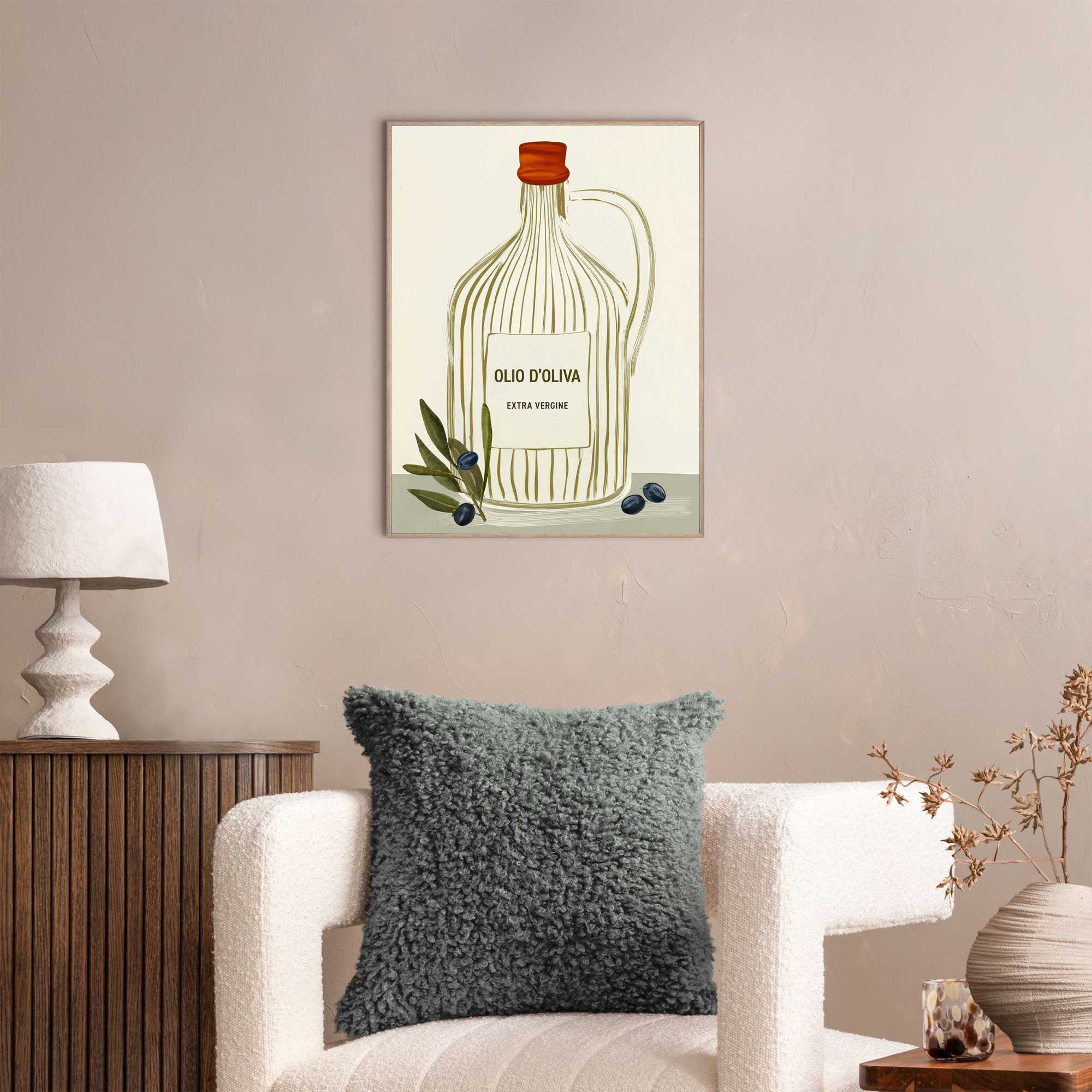 Das Wandbild „Olive Oil Bottle“ in Grün, 30 × 40 cm, hängt in einem eingerichteten Wohnraum und zeigt die Größenwirkung an der Wand.