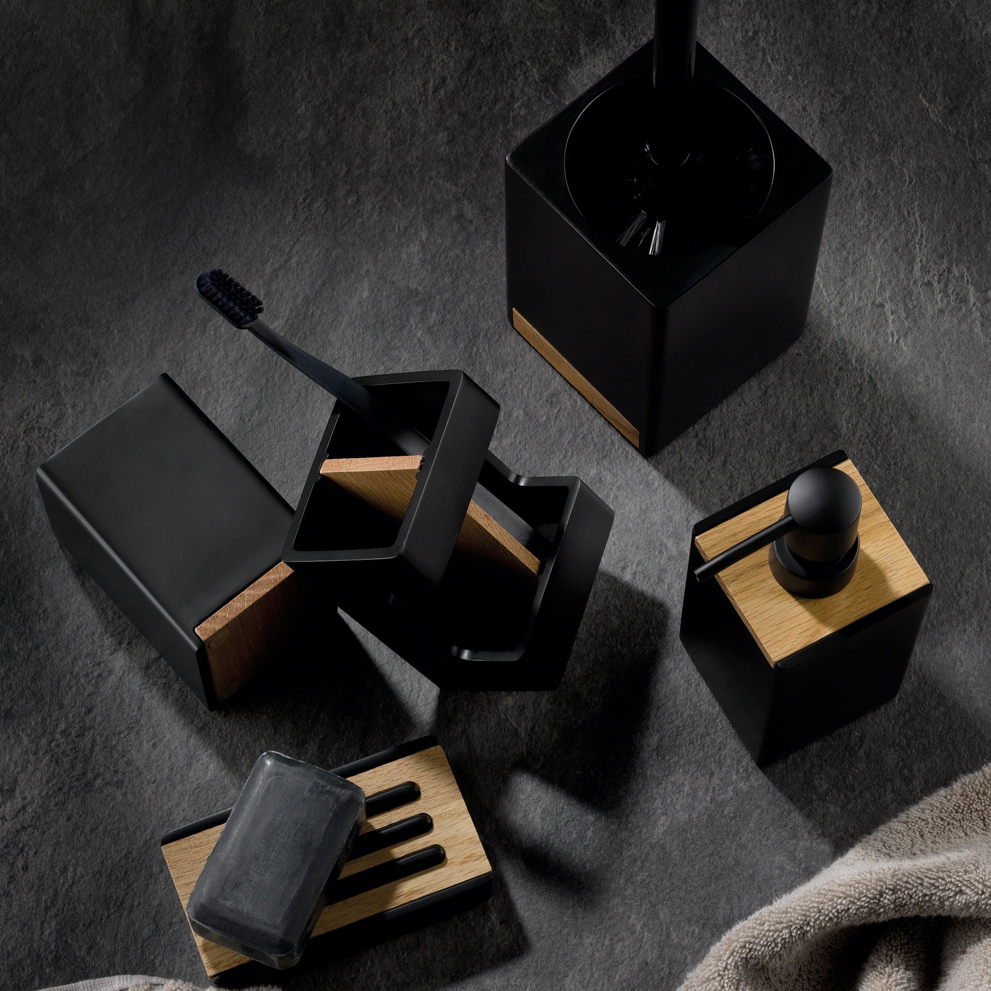 Becher Kela Cube Polyresin schwarz 7,0x7,0x11,0cm
