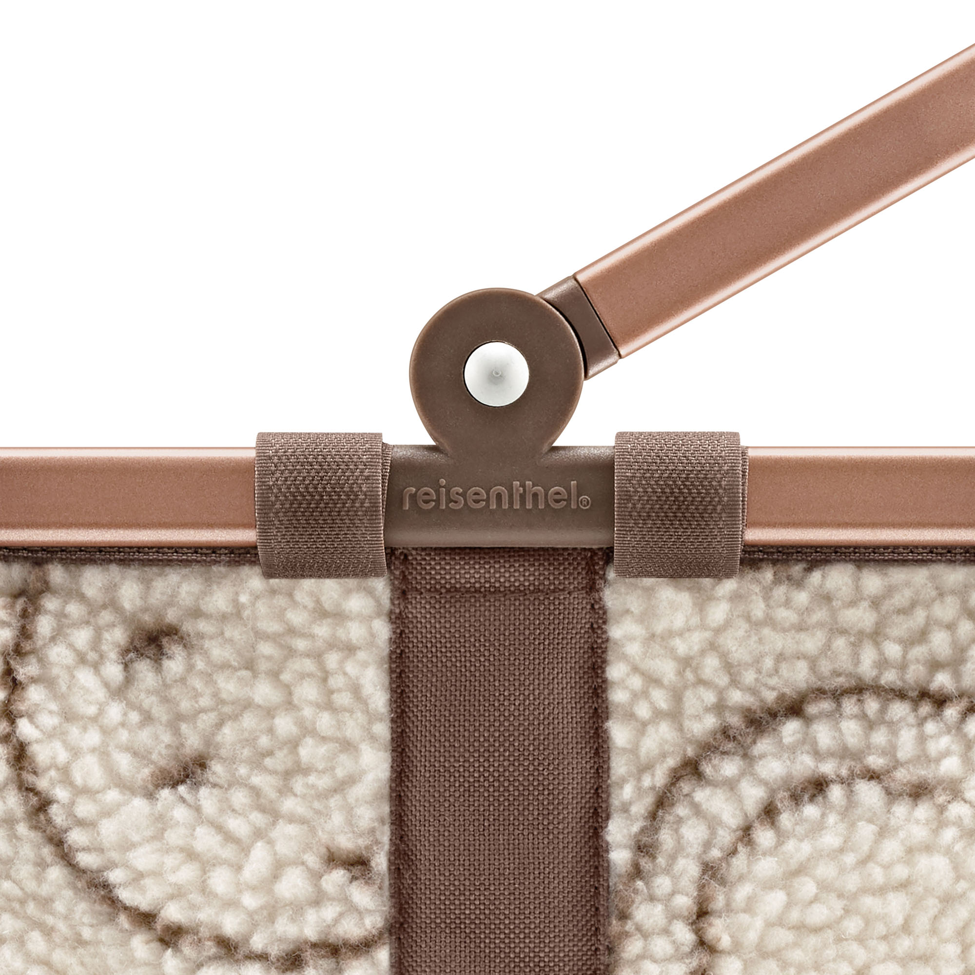 Kleiner Einkaufskorb von Reisenthel, Modell Carrybag XS, in Creme und Braun mit Smiley-Muster aus Teddyfleece, Nahaufnahme des Gelenks am Tragegriff