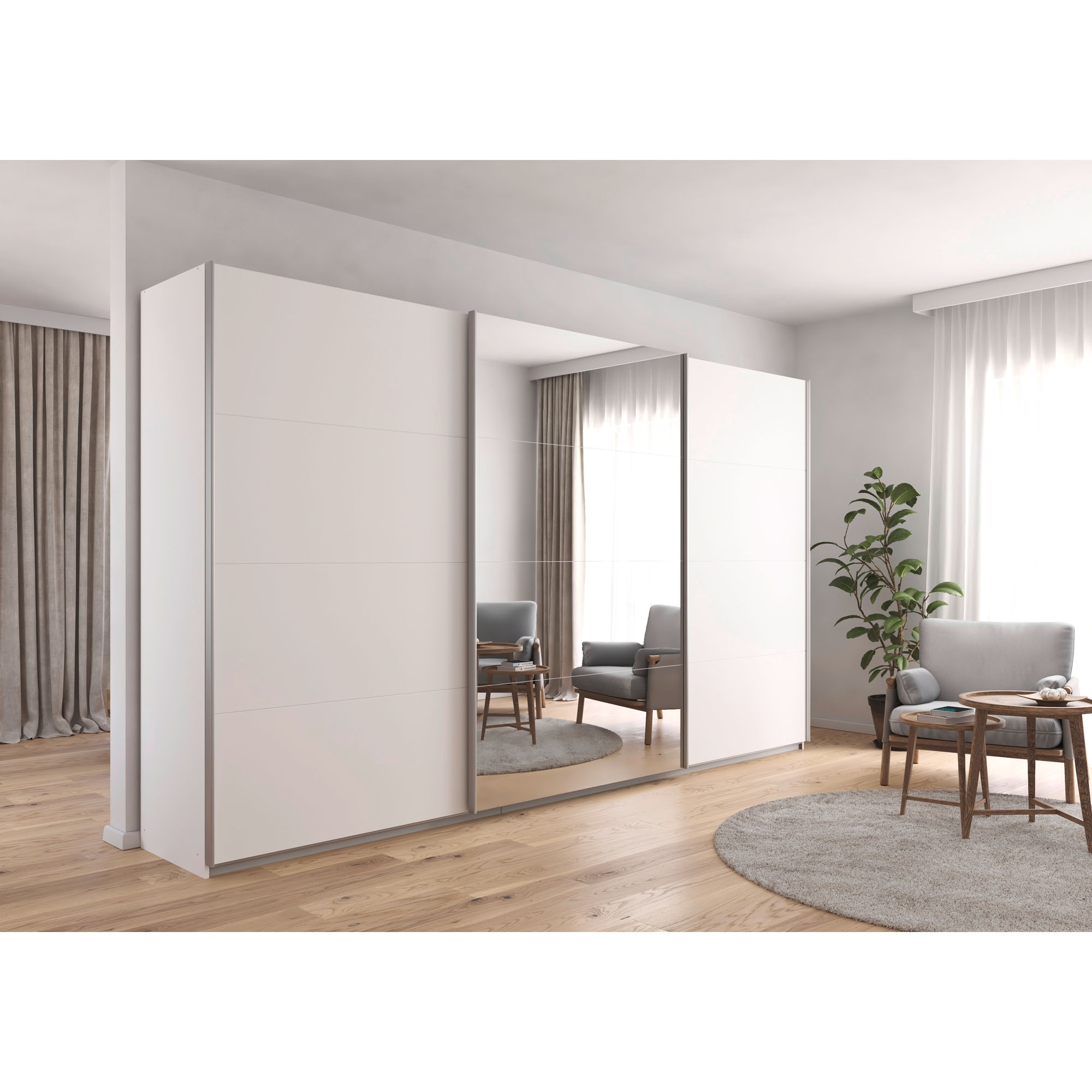 Weißer Schwebetürenschrank mit Spiegeltür in einem hellen Wohnraum mit Sesseln, Teppich und Pflanzen