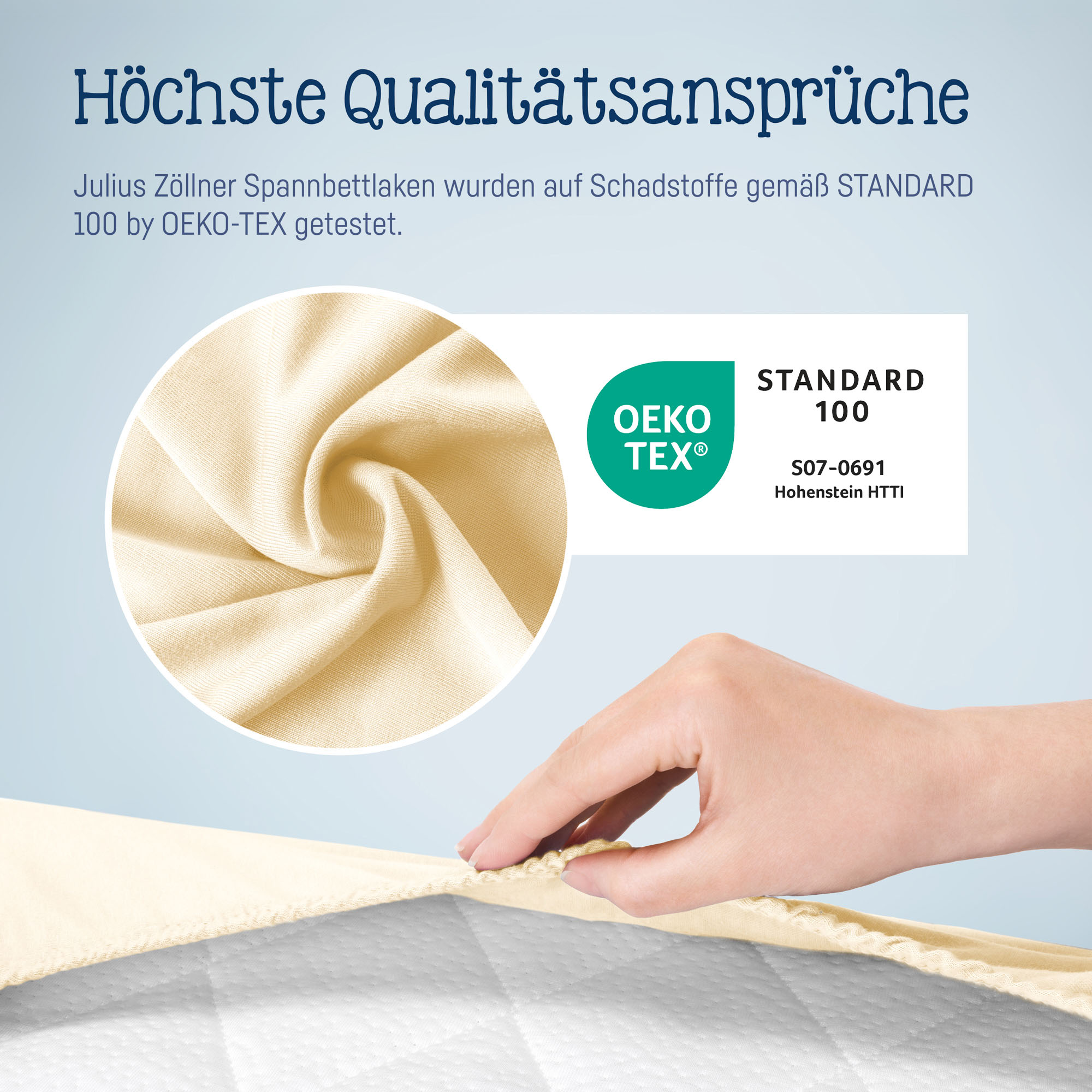 Ecrufarbenes Julius Zöllner Spannbettlaken mit OEKO-TEX STANDARD 100 Logo, Nahaufnahme der Stoffstruktur und einer Hand, die das Laken über eine Matratze zieht
