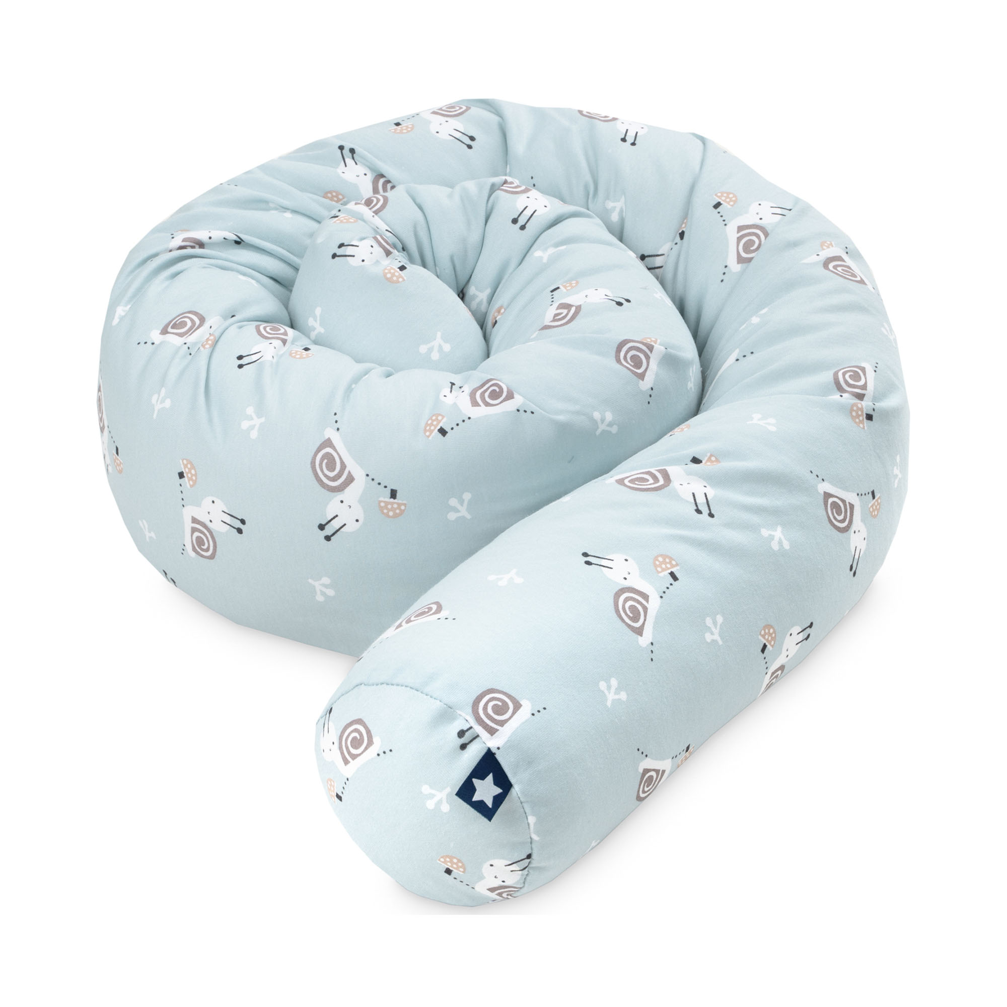 Zusammengerollte blaue Baby Bettschlange mit kleinen Tiermotiven auf weißem Hintergrund