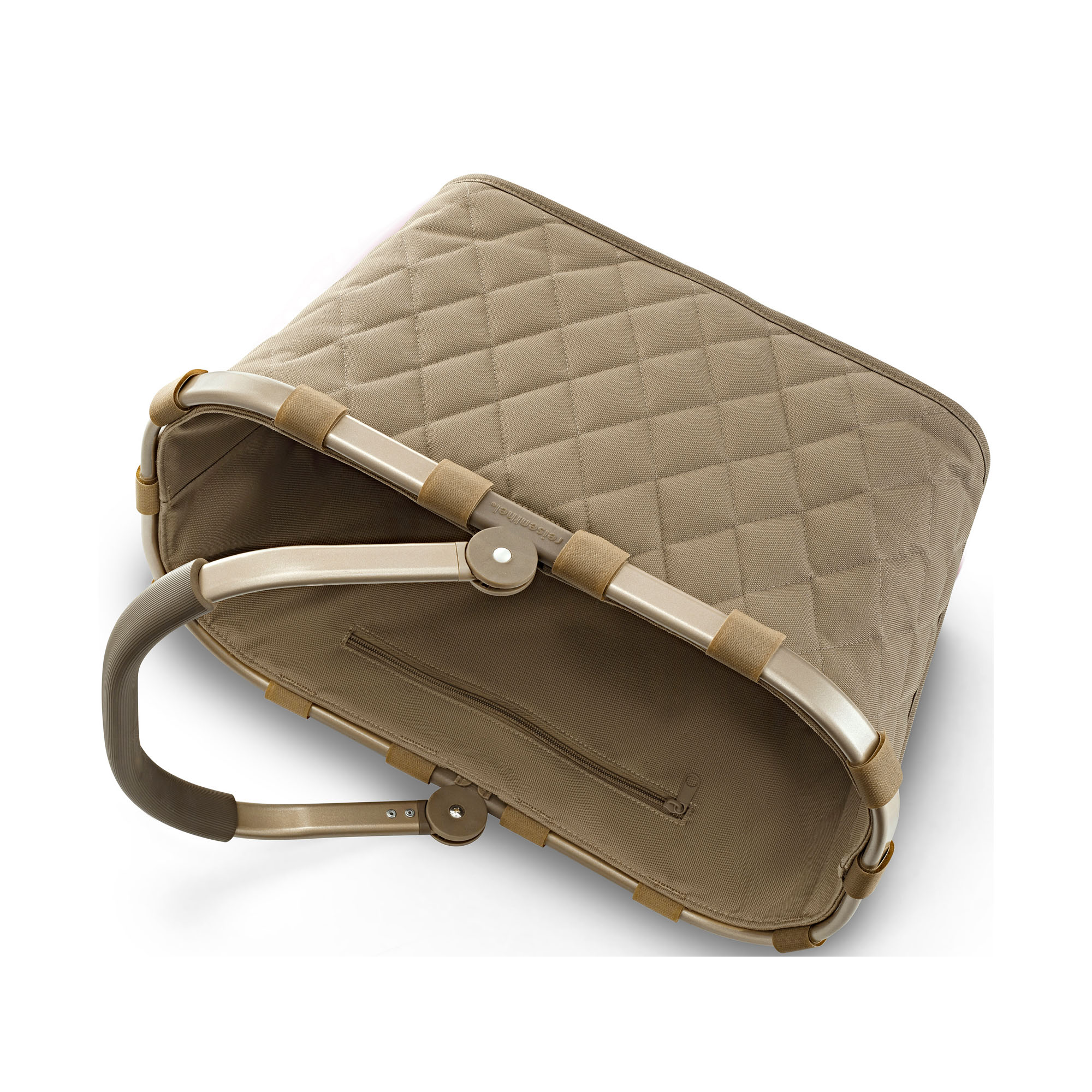 Einkaufskorb von Reisenthel, Modell Carrybag, in Olivbeige mit Rautensteppung und hellen Rahmendetails, auf die Seite gelegt mit sichtbarem Rahmen und eingeklapptem Griff.