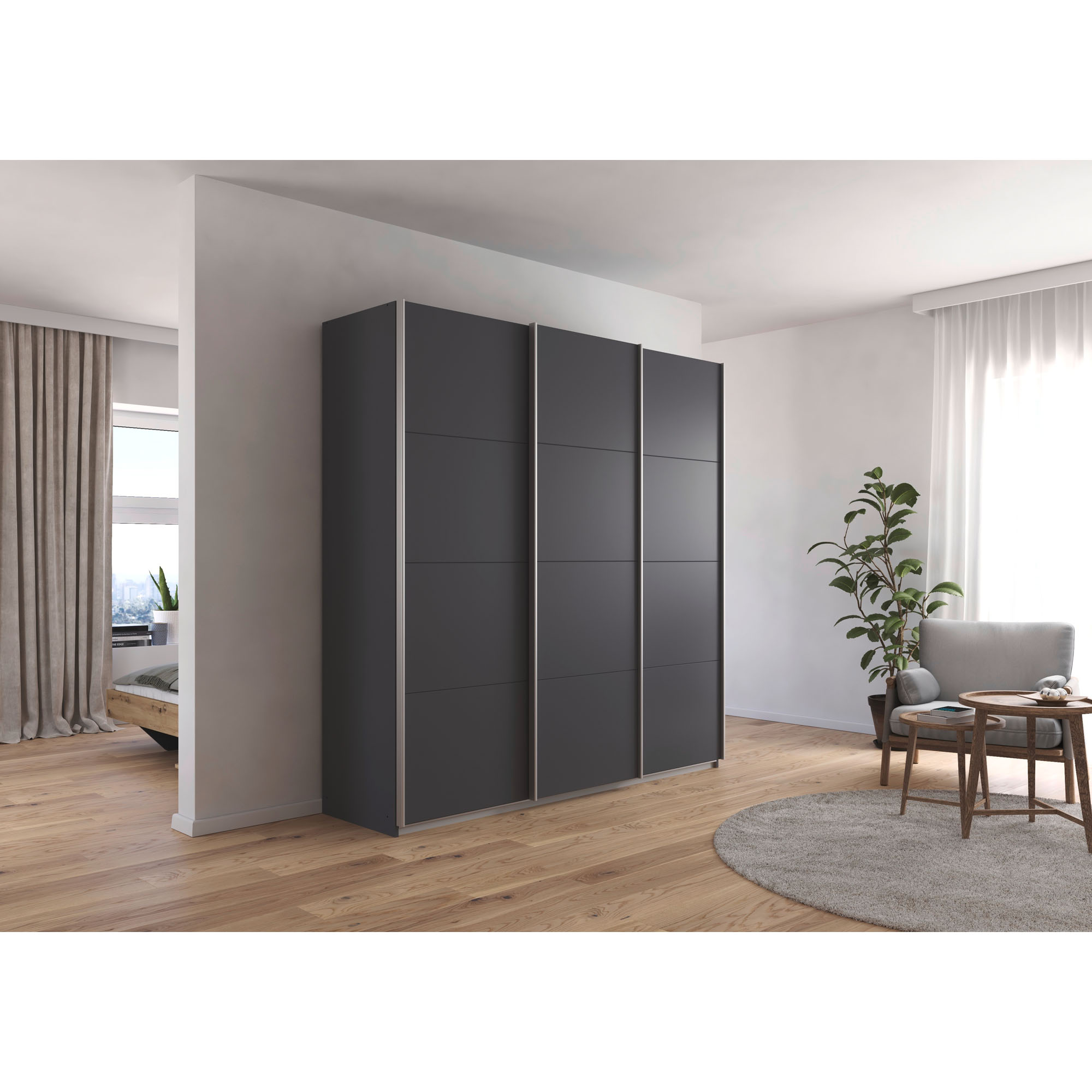 Moderner grau-metallicer Kleiderschrank mit Schiebetüren in einem hell eingerichteten Schlafzimmer mit Holzfußboden und Pflanze