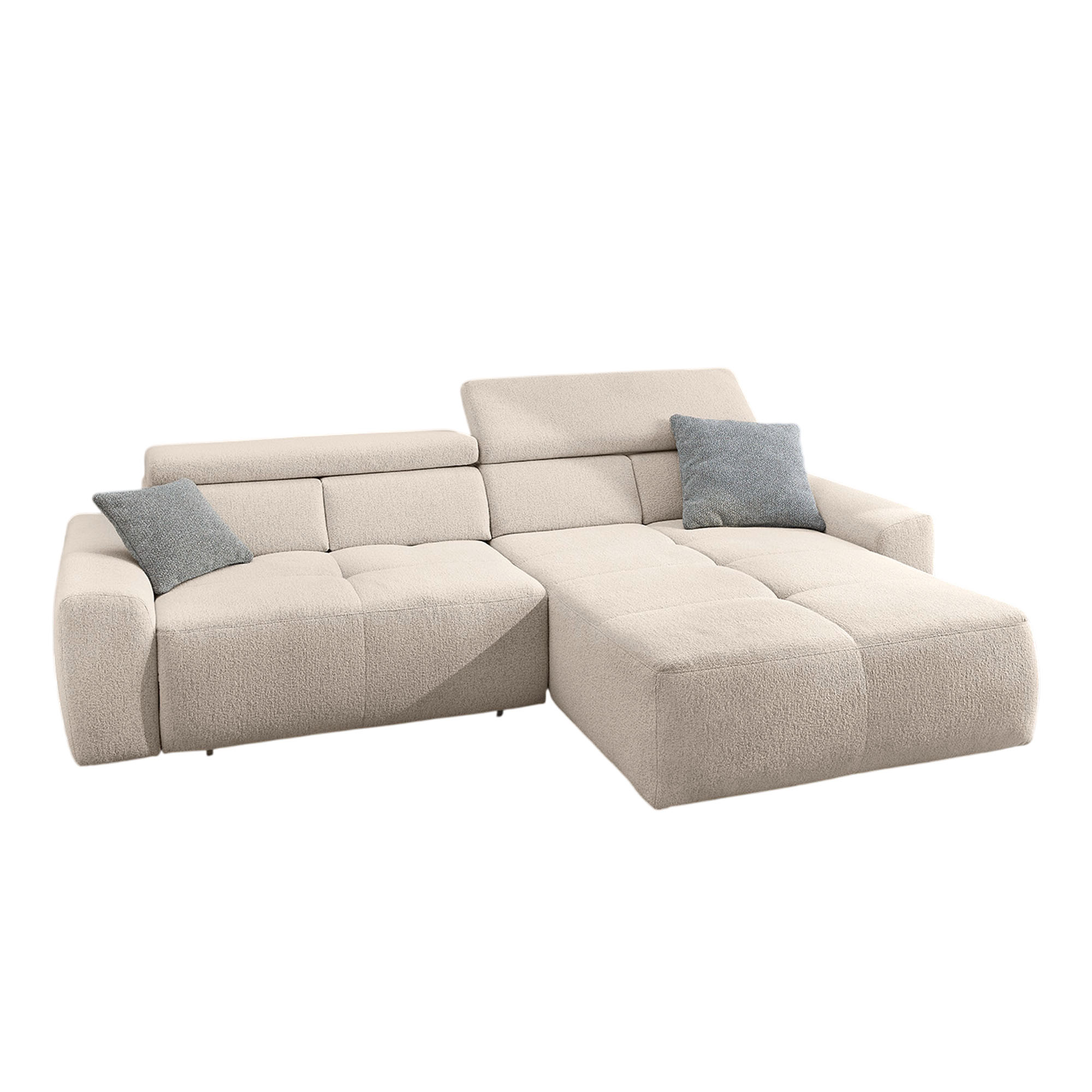 Cremeweißes Ecksofa mit Ottomane, verstellbaren Kopfstützen und zwei grauen Kissen auf weißem Hintergrund