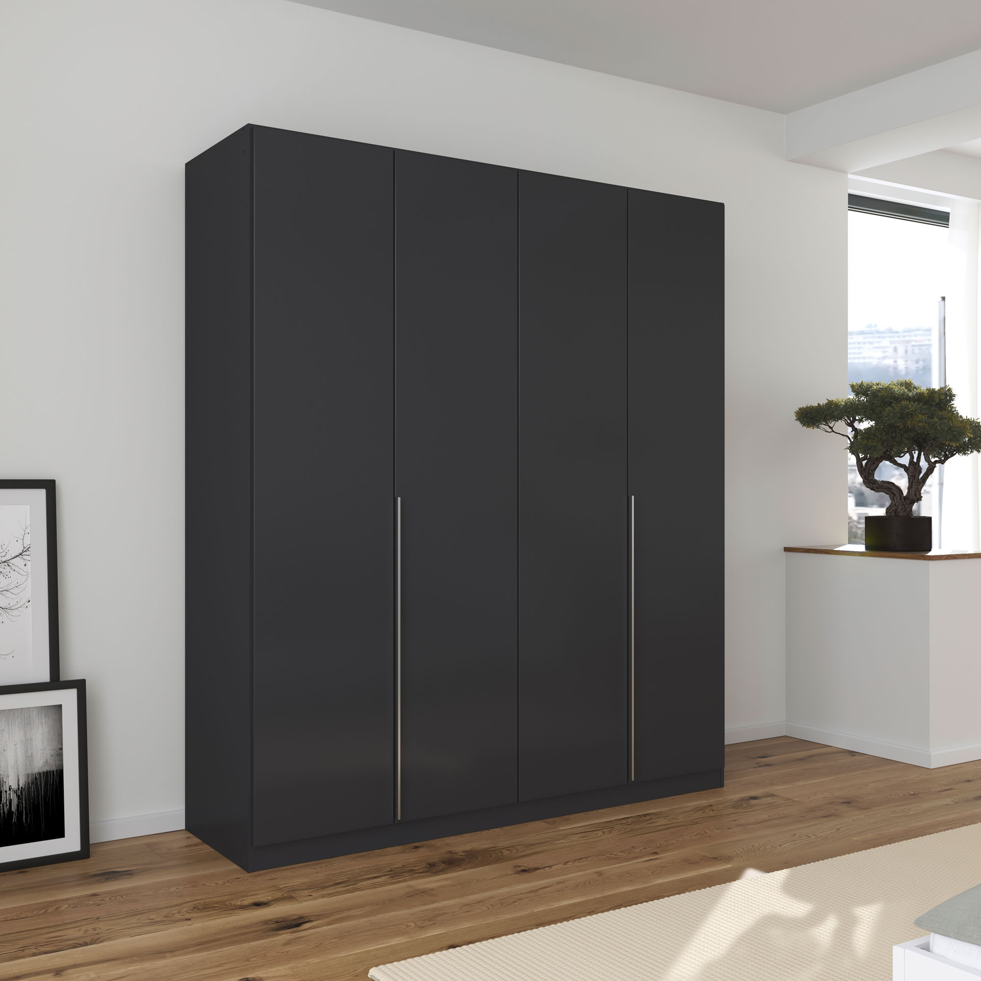 Großer grau-metallicer Kleiderschrank mit vier Türen in einem hellen Schlafzimmer mit Holzfußboden und moderner Einrichtung