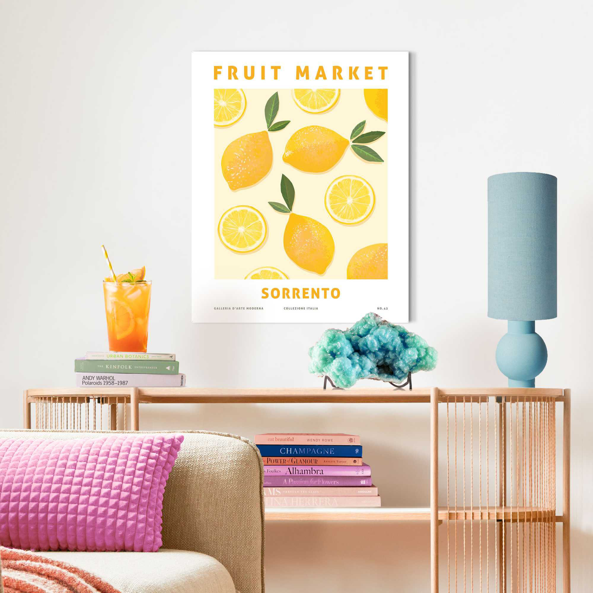 Das Wandbild „Sorrento Lemons“ in Gelb, 40 × 50 cm, hängt in einem eingerichteten Wohnraum und zeigt die Größenwirkung an der Wand.