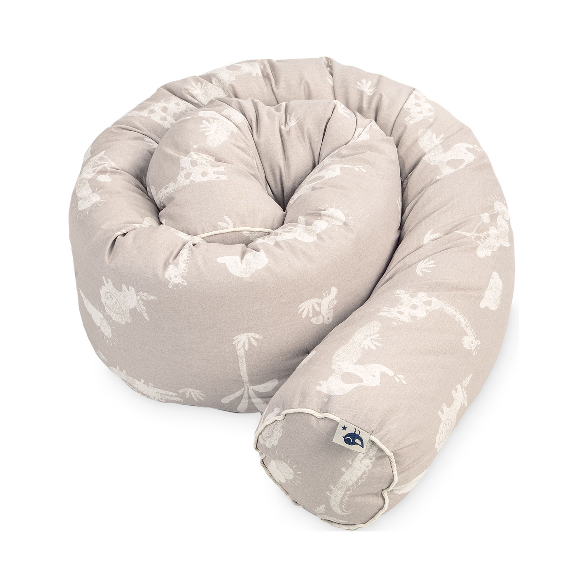 Beige Baby Bettschlange mit weißen Safari-Tiermotiven wie Giraffen und Elefanten, zusammengerollt auf weißem Hintergrund