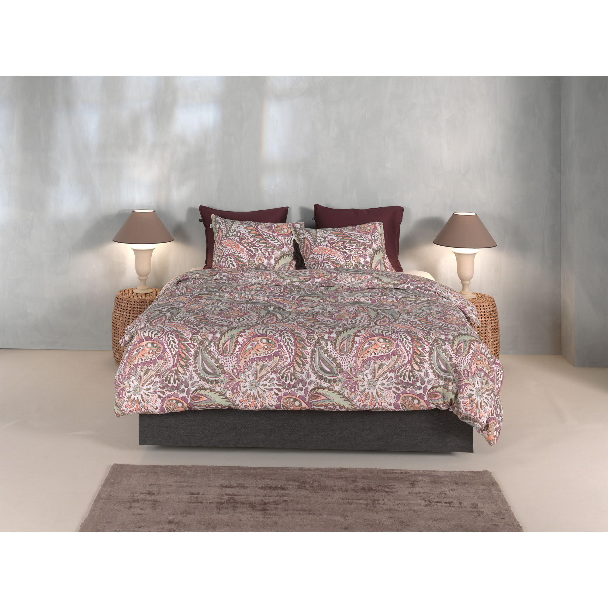Bettwäsche Fe in Multi, 135 x 200 cm: bezogenes Bett in frontaler Schlafzimmerszene mit ornamentalem Paisley-Muster in Rosa-, Beige- und Grüntönen.
