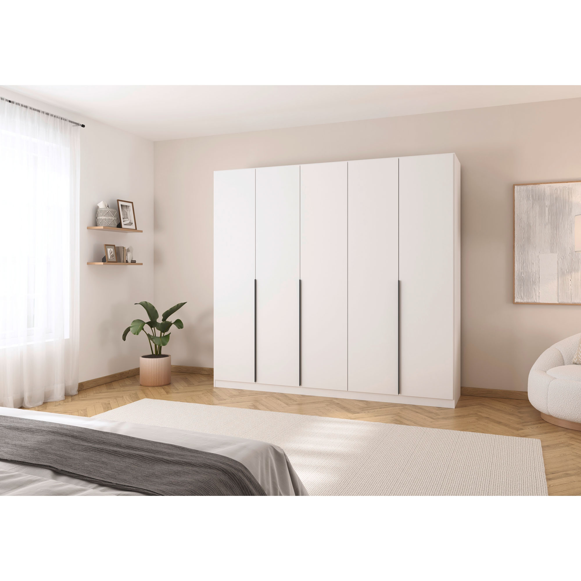 Großer weißer Kleiderschrank mit fünf Türen in einem hellen Schlafzimmer mit Holzfußboden und Pflanzen