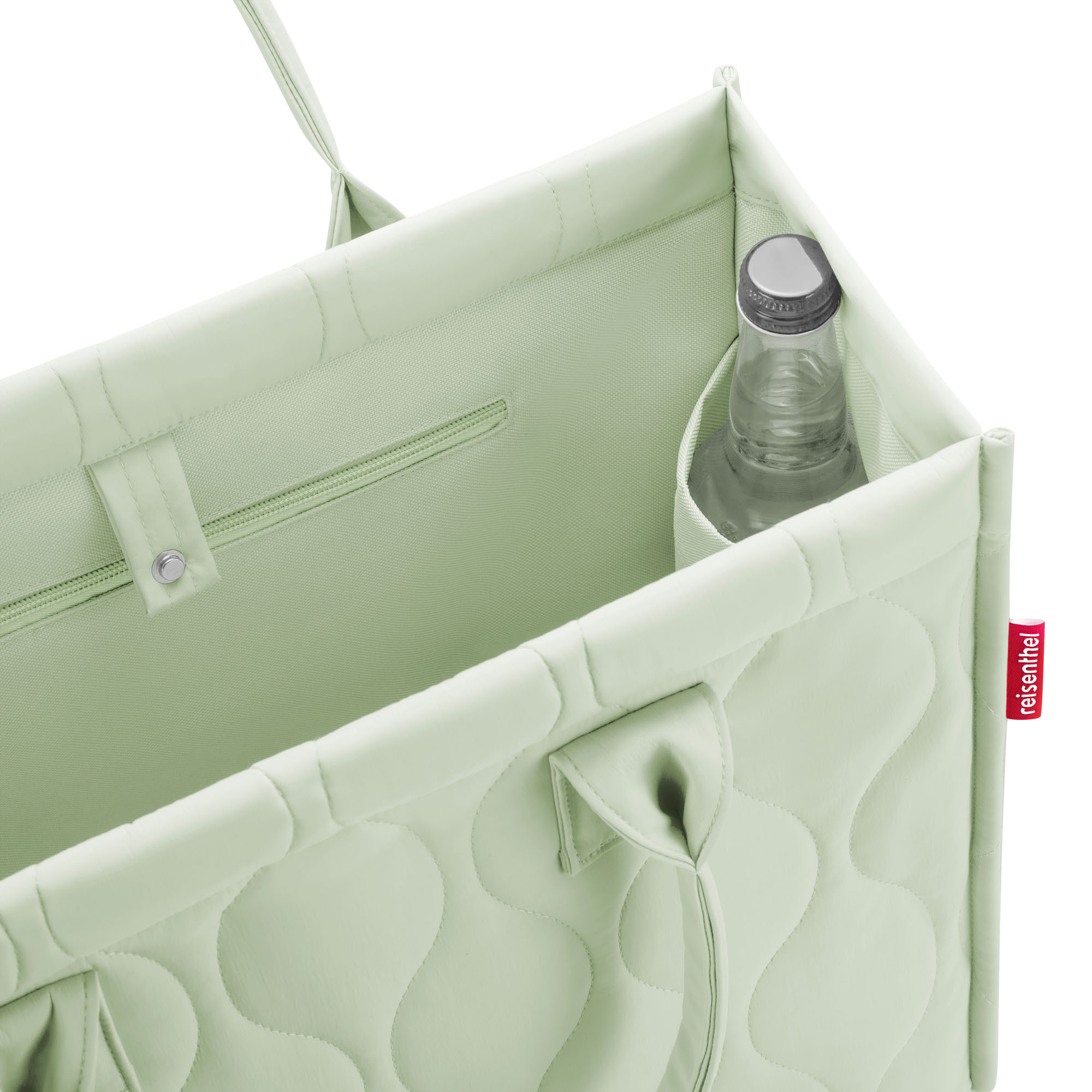 Shopper von Reisenthel, Modell Daily Shopper, in Hellgrün mit Steppstruktur, geöffnet mit sichtbarem Innenfach und Flaschenhalter