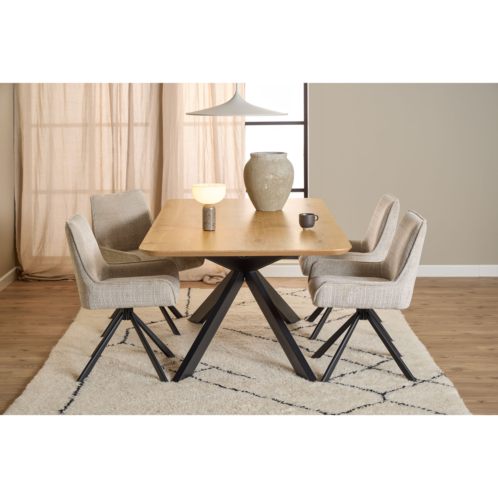 Beige Esszimmerstühle mit schwarzem Gestell stehen an einem Esstisch in einem modern eingerichteten Wohnbereich