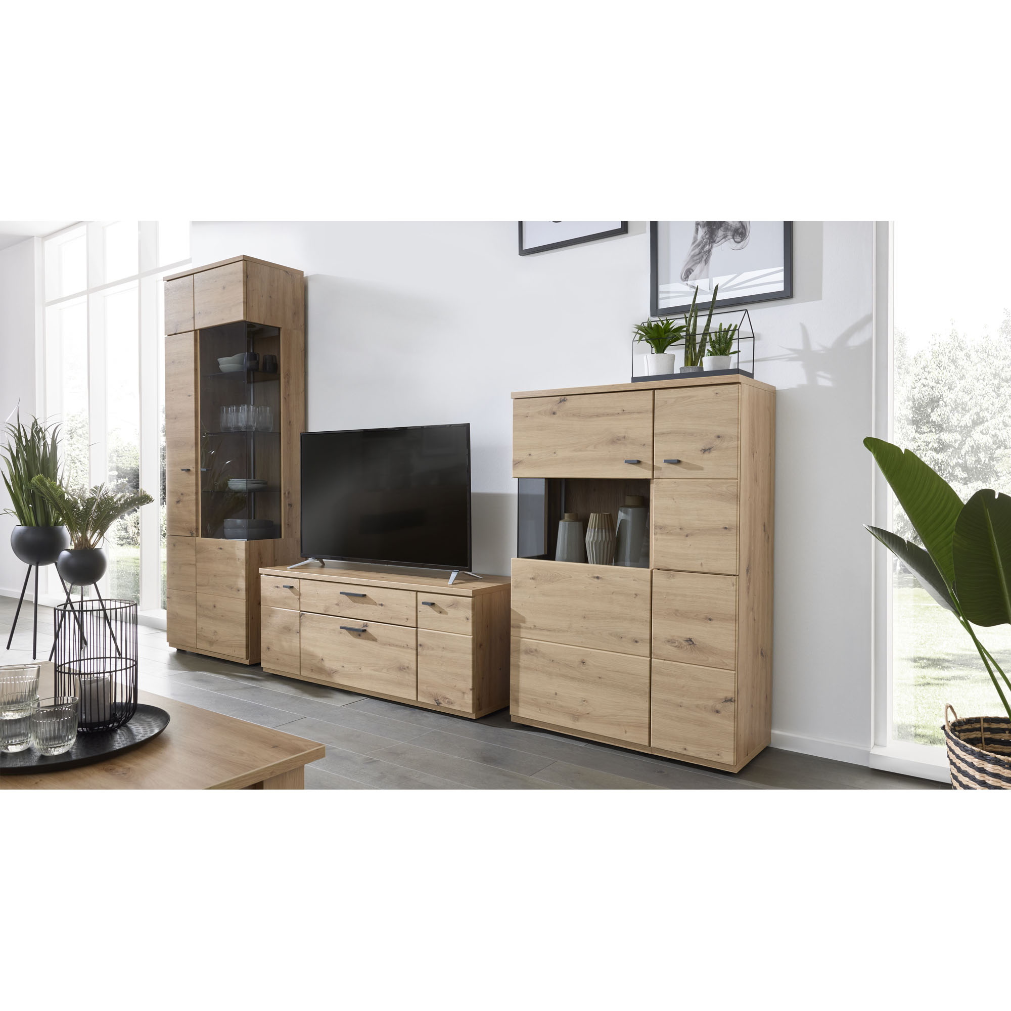 Interliving 2110 Wohnwand mit Vitrine, Lowboard und Highboard in moderner Wohnzimmerumgebung