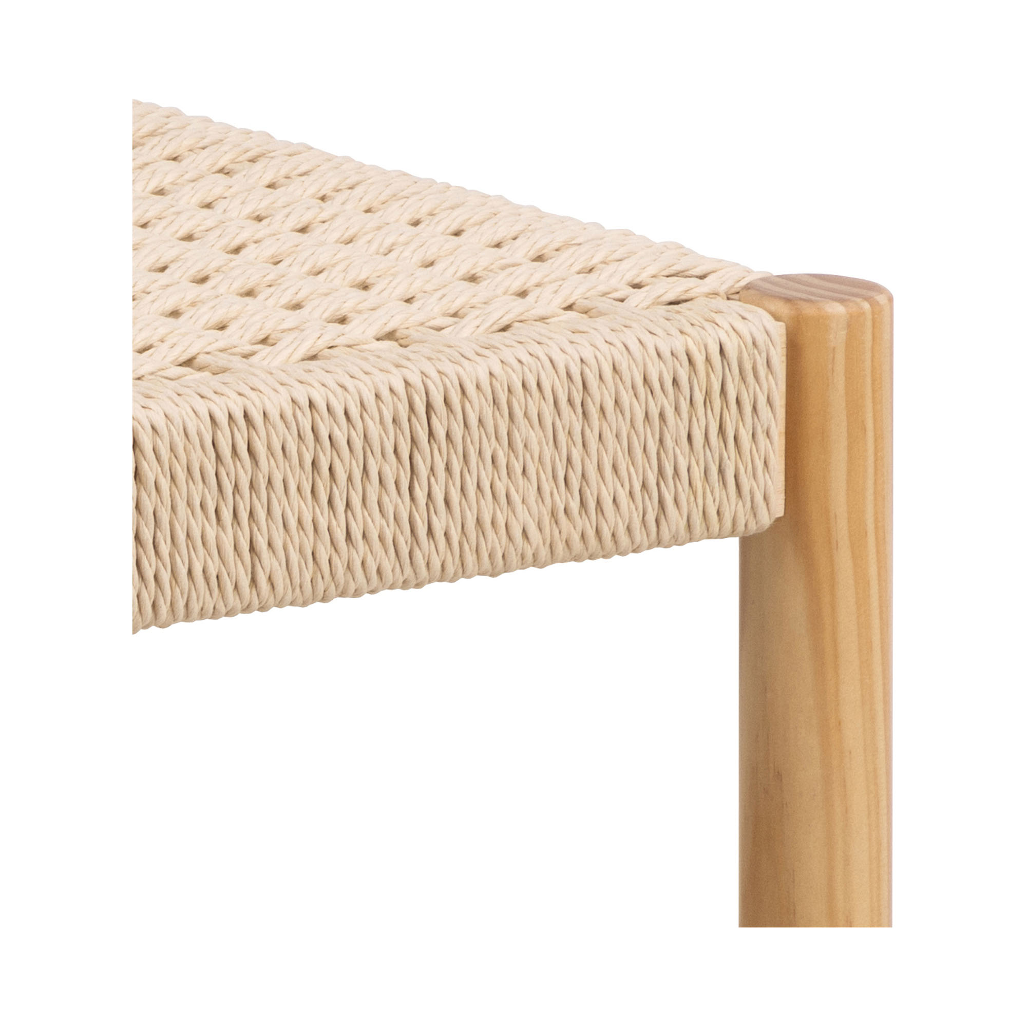 Nahaufnahme der schrägen Verbindung zwischen dem Kieferngestell und der Sitzfläche aus Papiergeflecht. Die Holzstruktur und Flechtung sind deutlich erkennbar