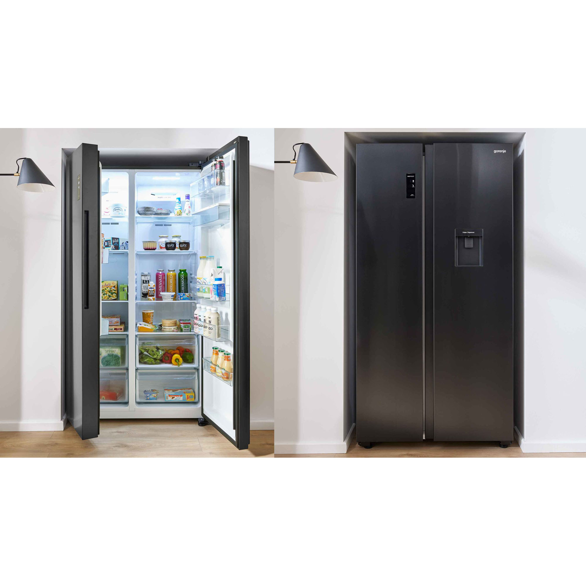 schwarzer Side-by-Side Kühlschrank mit geöffneter Tür, Innenbeleuchtung und gefüllten Fächern