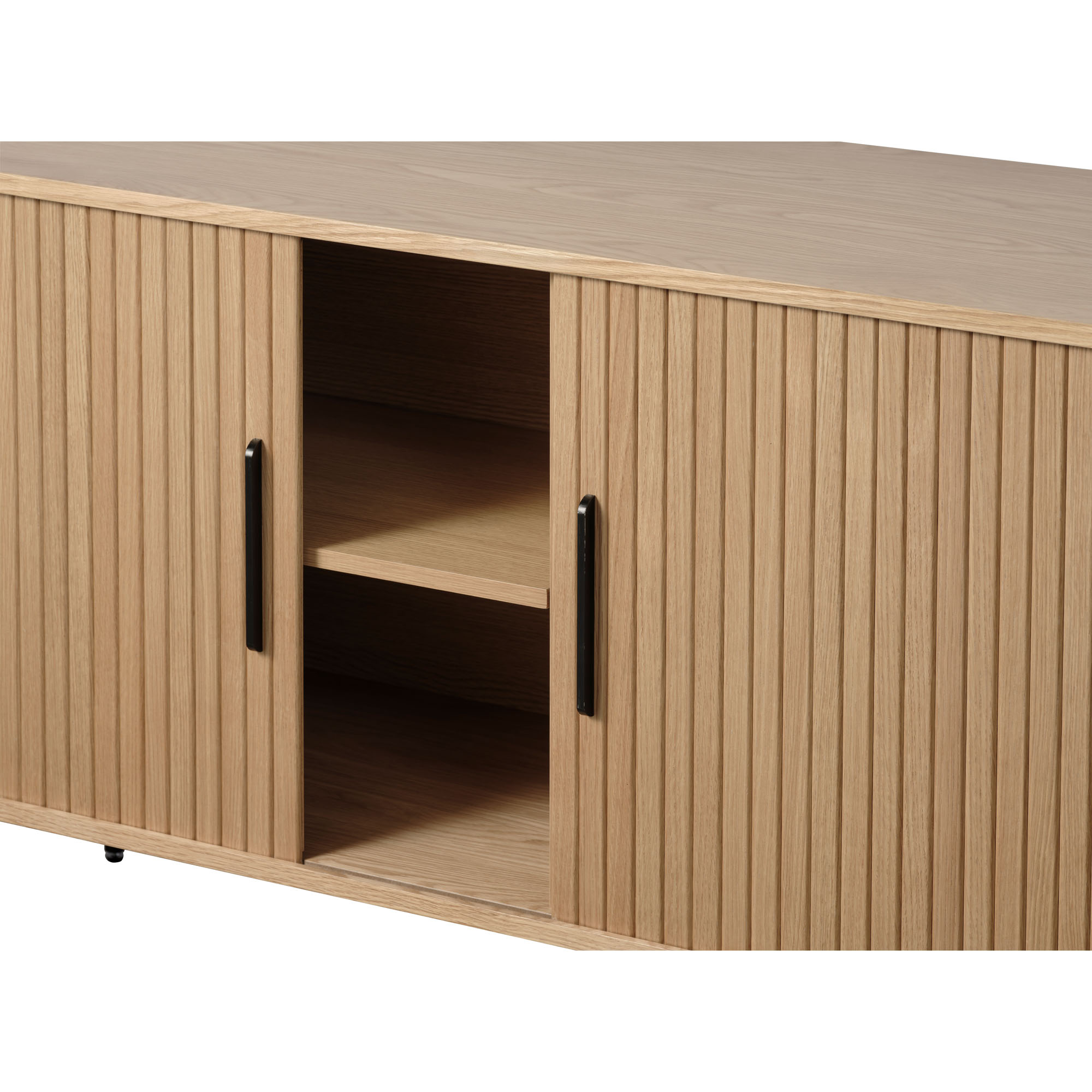 Nahaufnahme der Lamellenfront des Sideboards mit schwarzen Griffen und teilweise geöffnetem Fach.